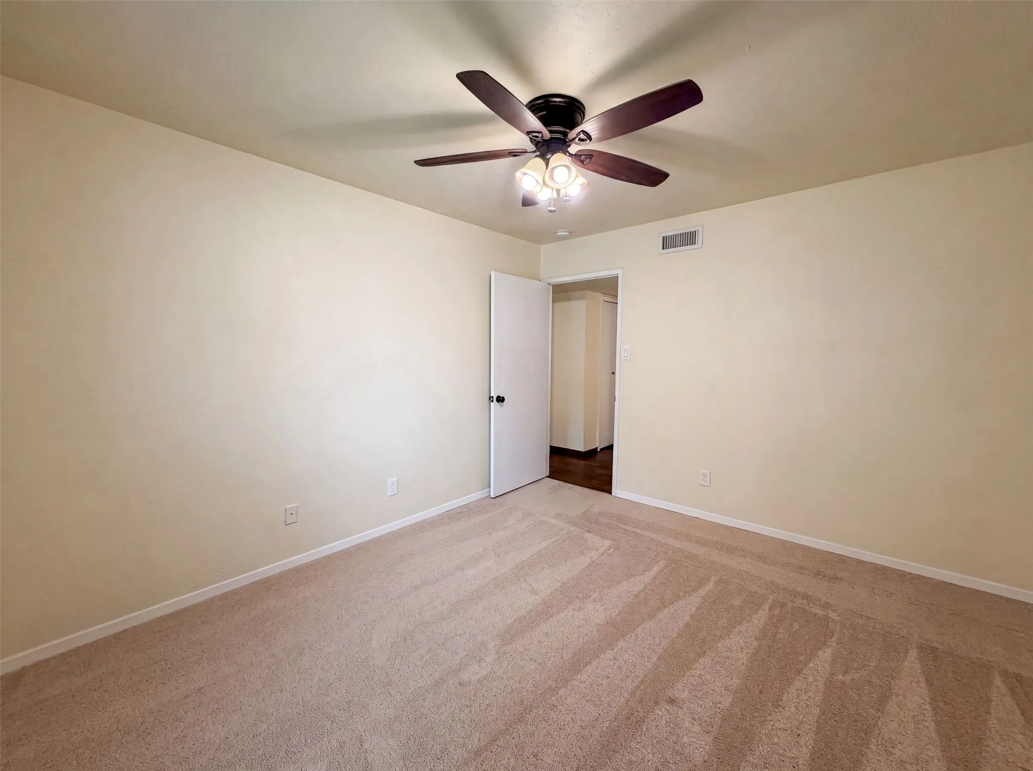 Single Family Residence For Sale in Dallas County , 530 Shadowcrest Lane, Coppell, Texas 75019, 3 Bedroom, 2 Bathroom, 2 Garage spaces, 2,047 Sqft, built in 1979, mls#21331639, Real Estate Agent in Coppell, Homes For Sale in Dallas county, Homes For Sale in Coppell, Realtor in Coppell Texas, Real Estate Brokerage Independent Realty Texas, Luminita Cordes Realtor