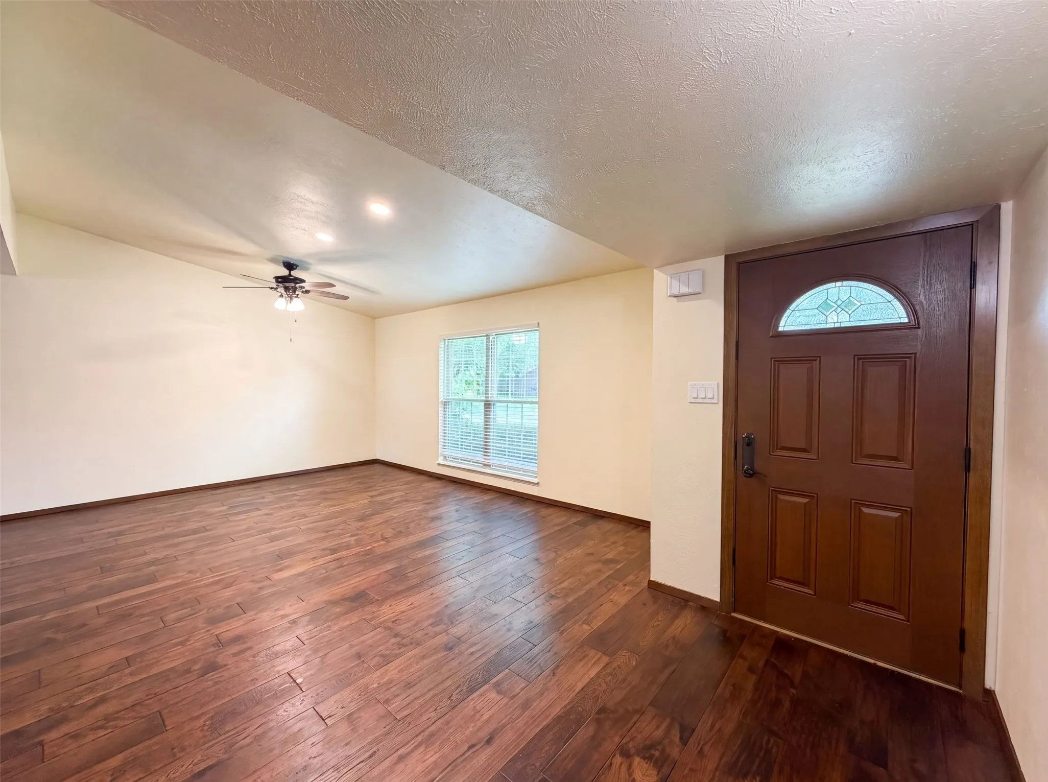 Single Family Residence For Sale in Dallas County , 530 Shadowcrest Lane, Coppell, Texas 75019, 3 Bedroom, 2 Bathroom, 2 Garage spaces, 2,047 Sqft, built in 1979, mls#21331639, Real Estate Agent in Coppell, Homes For Sale in Dallas county, Homes For Sale in Coppell, Realtor in Coppell Texas, Real Estate Brokerage Independent Realty Texas, Luminita Cordes Realtor