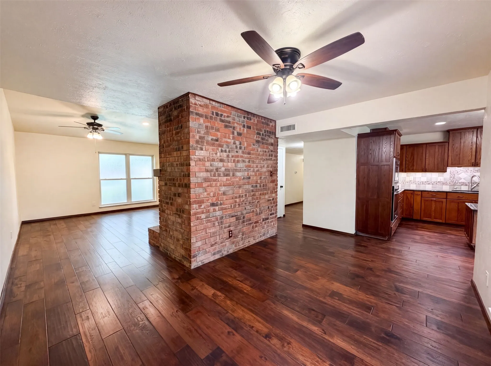 Single Family Residence For Sale in Dallas County , 530 Shadowcrest Lane, Coppell, Texas 75019, 3 Bedroom, 2 Bathroom, 2 Garage spaces, 2,047 Sqft, built in 1979, mls#21331639, Real Estate Agent in Coppell, Homes For Sale in Dallas county, Homes For Sale in Coppell, Realtor in Coppell Texas, Real Estate Brokerage Independent Realty Texas, Luminita Cordes Realtor