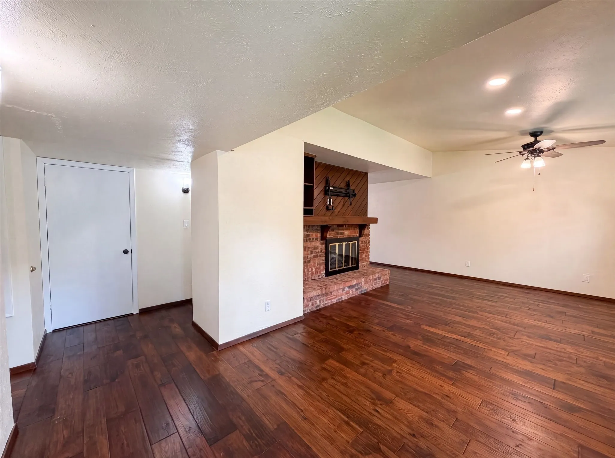 Single Family Residence For Sale in Dallas County , 530 Shadowcrest Lane, Coppell, Texas 75019, 3 Bedroom, 2 Bathroom, 2 Garage spaces, 2,047 Sqft, built in 1979, mls#21331639, Real Estate Agent in Coppell, Homes For Sale in Dallas county, Homes For Sale in Coppell, Realtor in Coppell Texas, Real Estate Brokerage Independent Realty Texas, Luminita Cordes Realtor