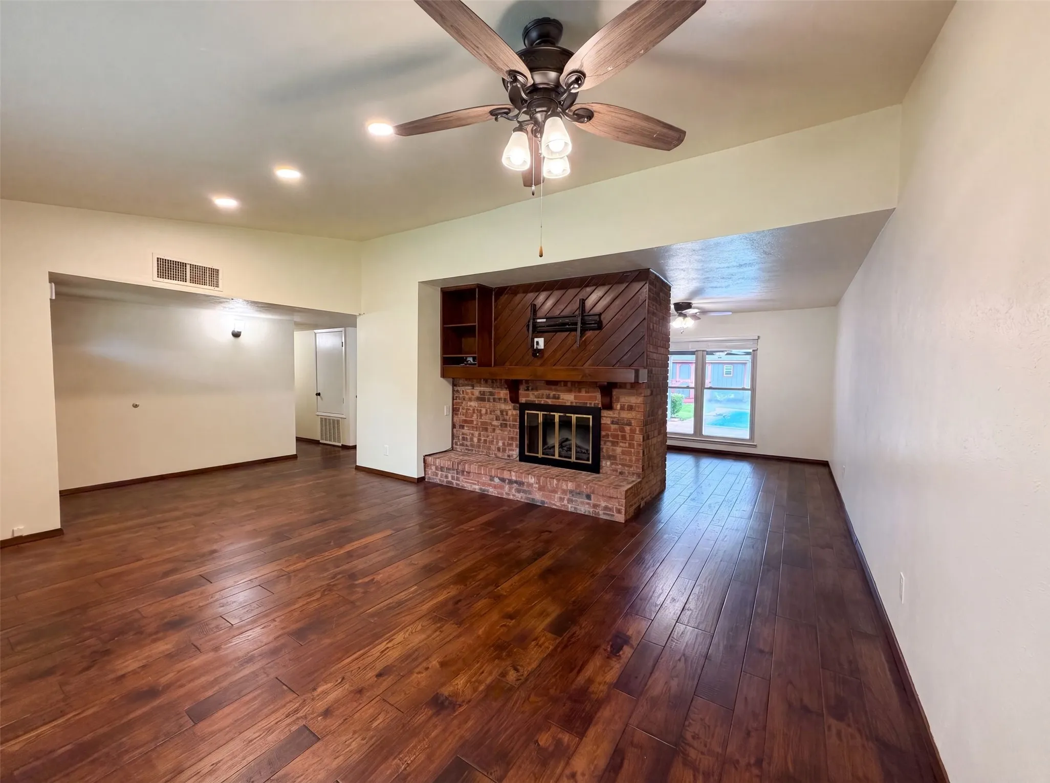 Single Family Residence For Sale in Dallas County , 530 Shadowcrest Lane, Coppell, Texas 75019, 3 Bedroom, 2 Bathroom, 2 Garage spaces, 2,047 Sqft, built in 1979, mls#21331639, Real Estate Agent in Coppell, Homes For Sale in Dallas county, Homes For Sale in Coppell, Realtor in Coppell Texas, Real Estate Brokerage Independent Realty Texas, Luminita Cordes Realtor