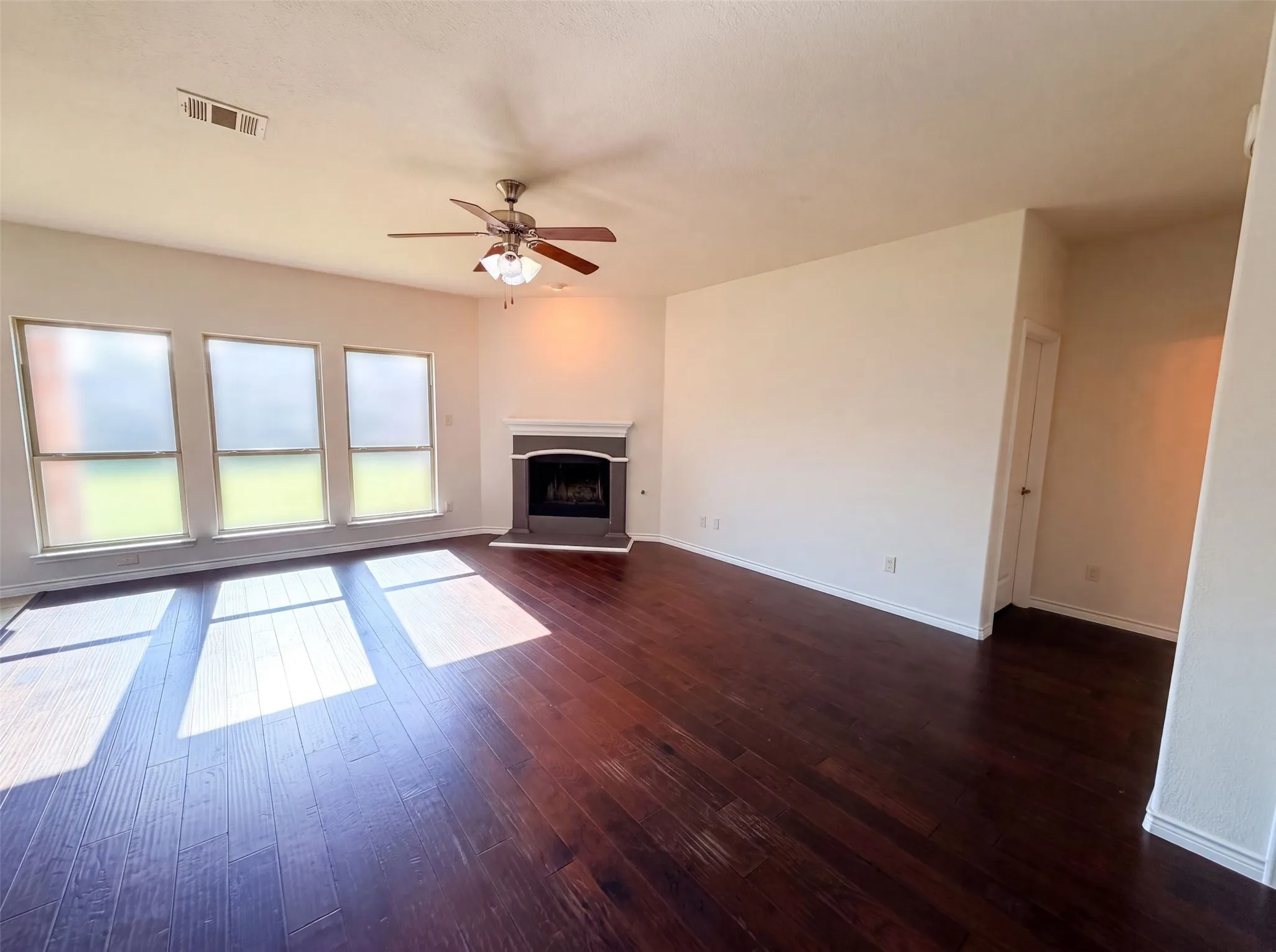 Single Family Residence For Sale in Collin County , 1217 Maverick Lane, Royse City, Texas 75189, 4 Bedroom, 3 Bathroom, 2 Garage spaces, 2,470 Sqft, built in 2014, mls#21331641, Real Estate Agent in Royse City, Homes For Sale in Collin county, Homes For Sale in Royse City, Realtor in Royse City Texas, Real Estate Brokerage Independent Realty Texas, Luminita Cordes Realtor