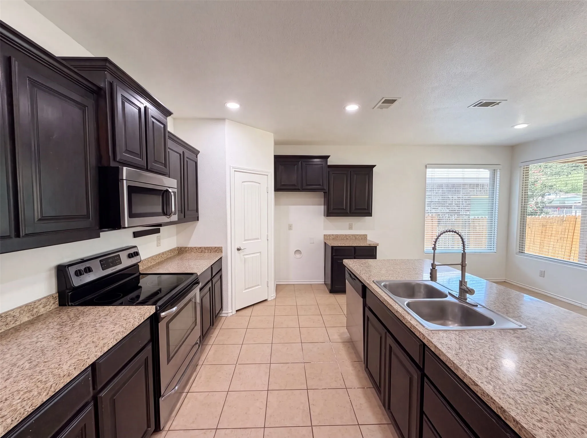 Single Family Residence For Sale in Tarrant County , 1108 Edgewater Drive, Azle, Texas 76020, 3 Bedroom, 2 Bathroom, 2 Garage spaces, 1,571 Sqft, built in 2014, mls#21331648, Real Estate Agent in Azle, Homes For Sale in Tarrant county, Homes For Sale in Azle, Realtor in Azle Texas, Real Estate Brokerage Independent Realty Texas, Luminita Cordes Realtor