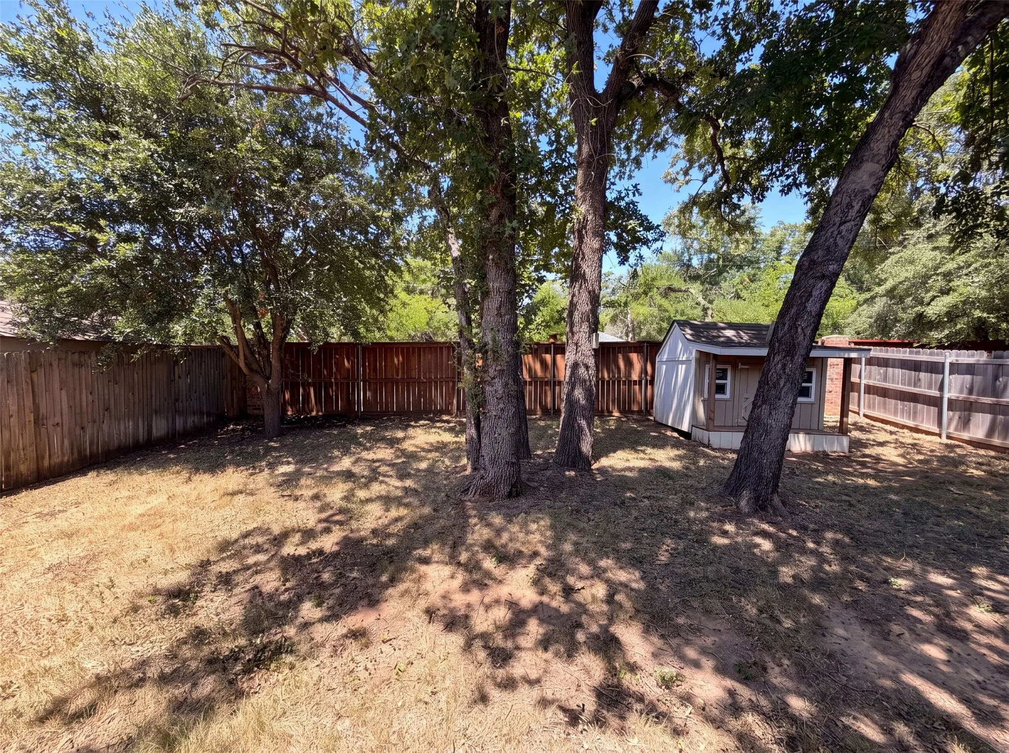 Single Family Residence For Sale in Tarrant County , 1108 Edgewater Drive, Azle, Texas 76020, 3 Bedroom, 2 Bathroom, 2 Garage spaces, 1,571 Sqft, built in 2014, mls#21331648, Real Estate Agent in Azle, Homes For Sale in Tarrant county, Homes For Sale in Azle, Realtor in Azle Texas, Real Estate Brokerage Independent Realty Texas, Luminita Cordes Realtor
