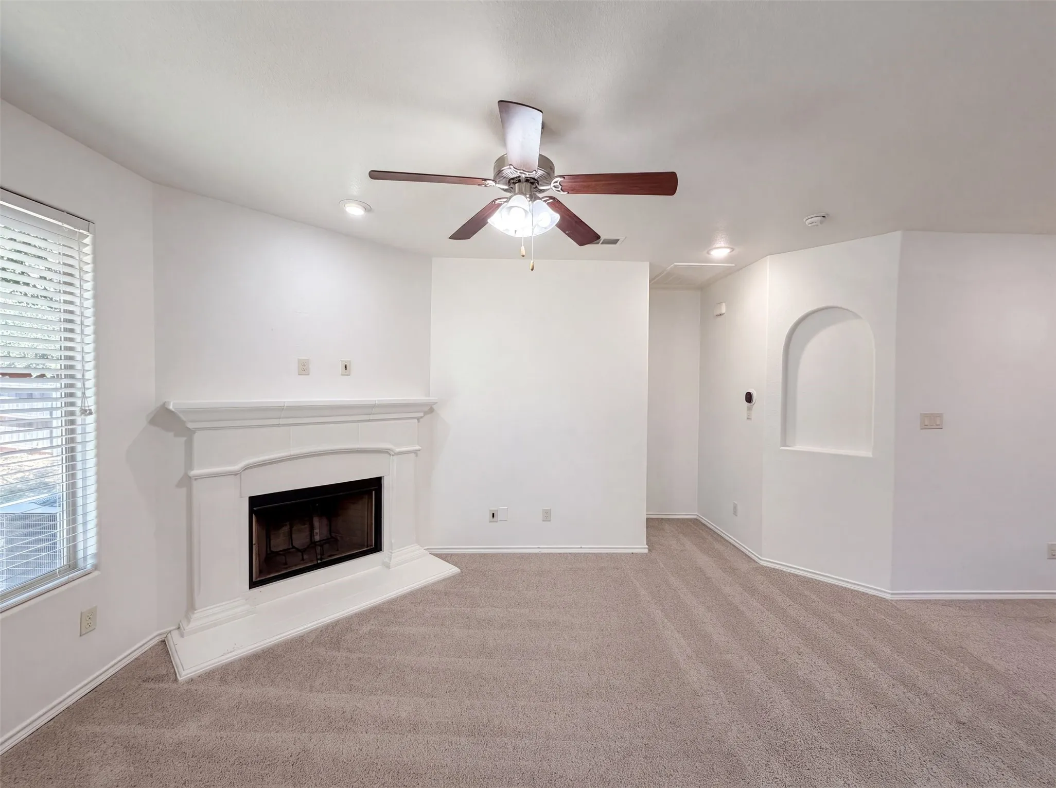 Single Family Residence For Sale in Tarrant County , 1108 Edgewater Drive, Azle, Texas 76020, 3 Bedroom, 2 Bathroom, 2 Garage spaces, 1,571 Sqft, built in 2014, mls#21331648, Real Estate Agent in Azle, Homes For Sale in Tarrant county, Homes For Sale in Azle, Realtor in Azle Texas, Real Estate Brokerage Independent Realty Texas, Luminita Cordes Realtor