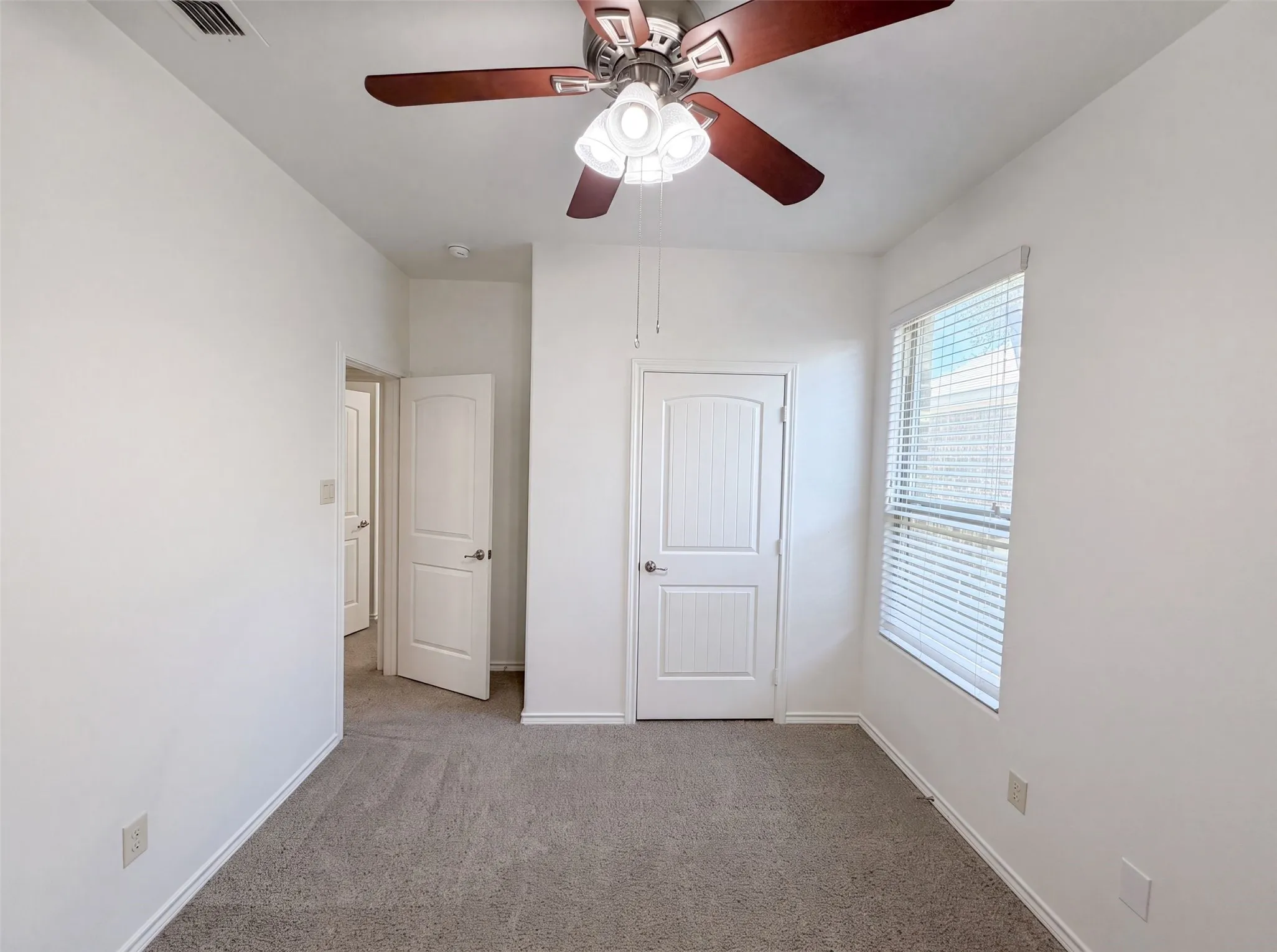 Single Family Residence For Sale in Tarrant County , 1108 Edgewater Drive, Azle, Texas 76020, 3 Bedroom, 2 Bathroom, 2 Garage spaces, 1,571 Sqft, built in 2014, mls#21331648, Real Estate Agent in Azle, Homes For Sale in Tarrant county, Homes For Sale in Azle, Realtor in Azle Texas, Real Estate Brokerage Independent Realty Texas, Luminita Cordes Realtor