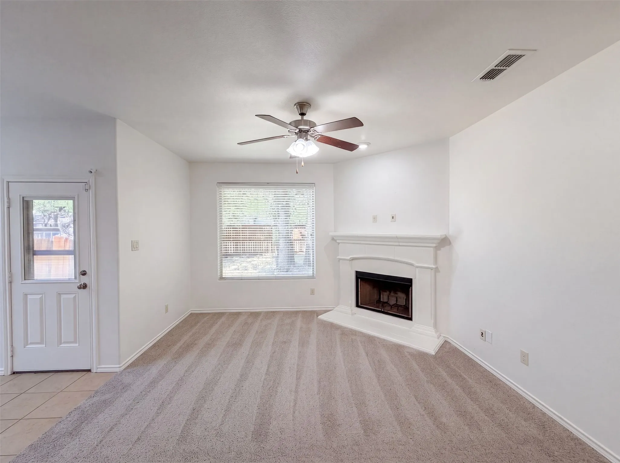 Single Family Residence For Sale in Tarrant County , 1108 Edgewater Drive, Azle, Texas 76020, 3 Bedroom, 2 Bathroom, 2 Garage spaces, 1,571 Sqft, built in 2014, mls#21331648, Real Estate Agent in Azle, Homes For Sale in Tarrant county, Homes For Sale in Azle, Realtor in Azle Texas, Real Estate Brokerage Independent Realty Texas, Luminita Cordes Realtor