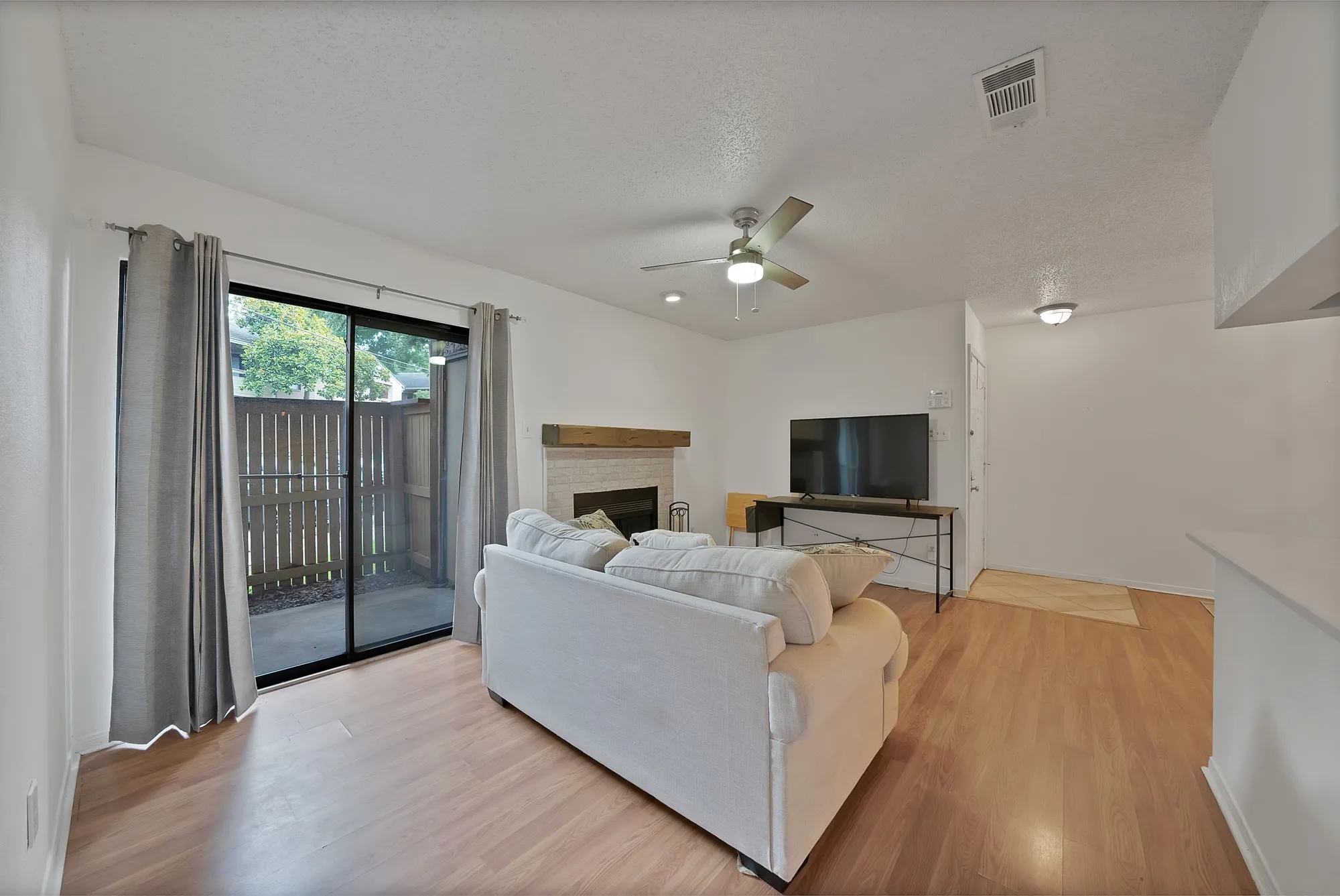 Condominium For Sale in Tarrant County , 1307 Willoughby Lane 5412, Arlington, Texas 76011, 1 Bedroom, 1 Bathroom, Garage spaces, 656 Sqft, built in 1983, mls#21331655, Real Estate Agent in Arlington, Homes For Sale in Tarrant county, Homes For Sale in Arlington, Realtor in Arlington Texas, Real Estate Brokerage Independent Realty Texas, Luminita Cordes Realtor