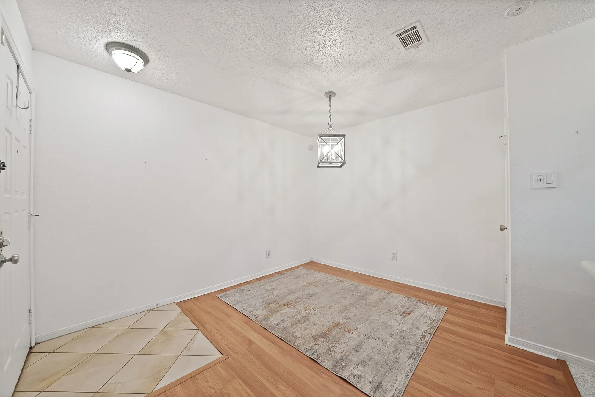 Condominium For Sale in Tarrant County , 1307 Willoughby Lane 5412, Arlington, Texas 76011, 1 Bedroom, 1 Bathroom, Garage spaces, 656 Sqft, built in 1983, mls#21331655, Real Estate Agent in Arlington, Homes For Sale in Tarrant county, Homes For Sale in Arlington, Realtor in Arlington Texas, Real Estate Brokerage Independent Realty Texas, Luminita Cordes Realtor