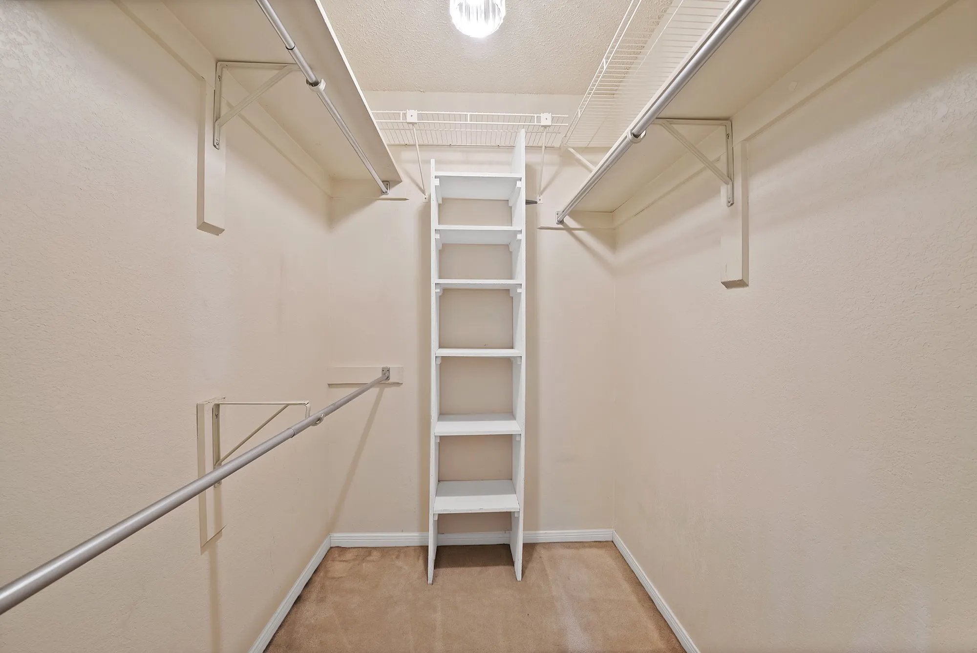 Condominium For Sale in Tarrant County , 1307 Willoughby Lane 5412, Arlington, Texas 76011, 1 Bedroom, 1 Bathroom, Garage spaces, 656 Sqft, built in 1983, mls#21331655, Real Estate Agent in Arlington, Homes For Sale in Tarrant county, Homes For Sale in Arlington, Realtor in Arlington Texas, Real Estate Brokerage Independent Realty Texas, Luminita Cordes Realtor