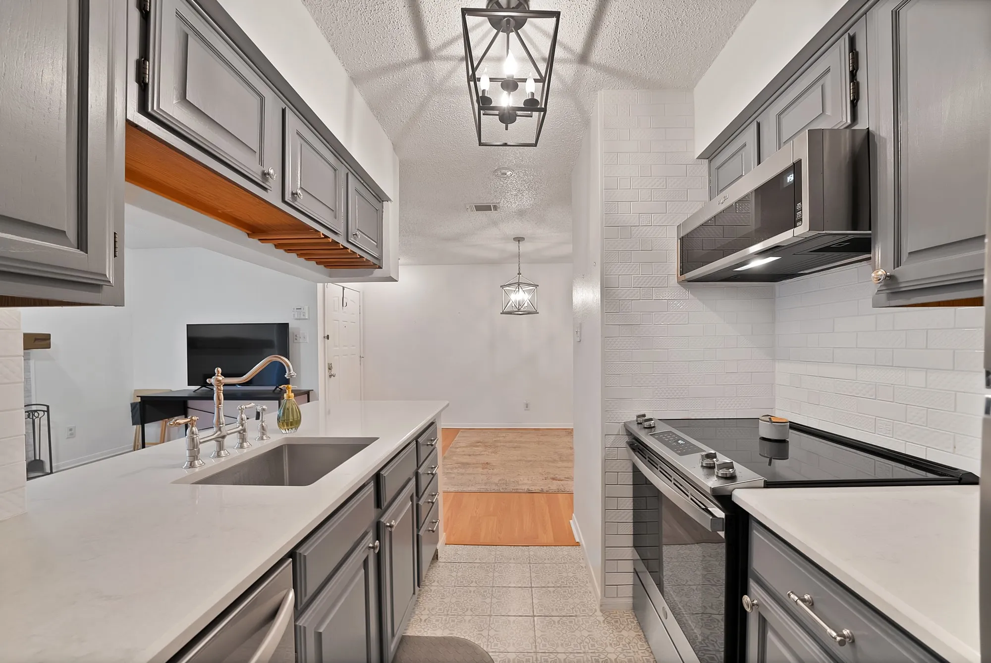Condominium For Sale in Tarrant County , 1307 Willoughby Lane 5412, Arlington, Texas 76011, 1 Bedroom, 1 Bathroom, Garage spaces, 656 Sqft, built in 1983, mls#21331655, Real Estate Agent in Arlington, Homes For Sale in Tarrant county, Homes For Sale in Arlington, Realtor in Arlington Texas, Real Estate Brokerage Independent Realty Texas, Luminita Cordes Realtor