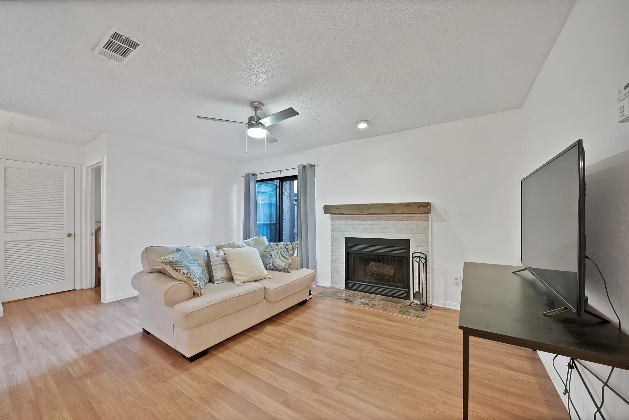 Condominium For Sale in Tarrant County , 1307 Willoughby Lane 5412, Arlington, Texas 76011, 1 Bedroom, 1 Bathroom, Garage spaces, 656 Sqft, built in 1983, mls#21331655, Real Estate Agent in Arlington, Homes For Sale in Tarrant county, Homes For Sale in Arlington, Realtor in Arlington Texas, Real Estate Brokerage Independent Realty Texas, Luminita Cordes Realtor