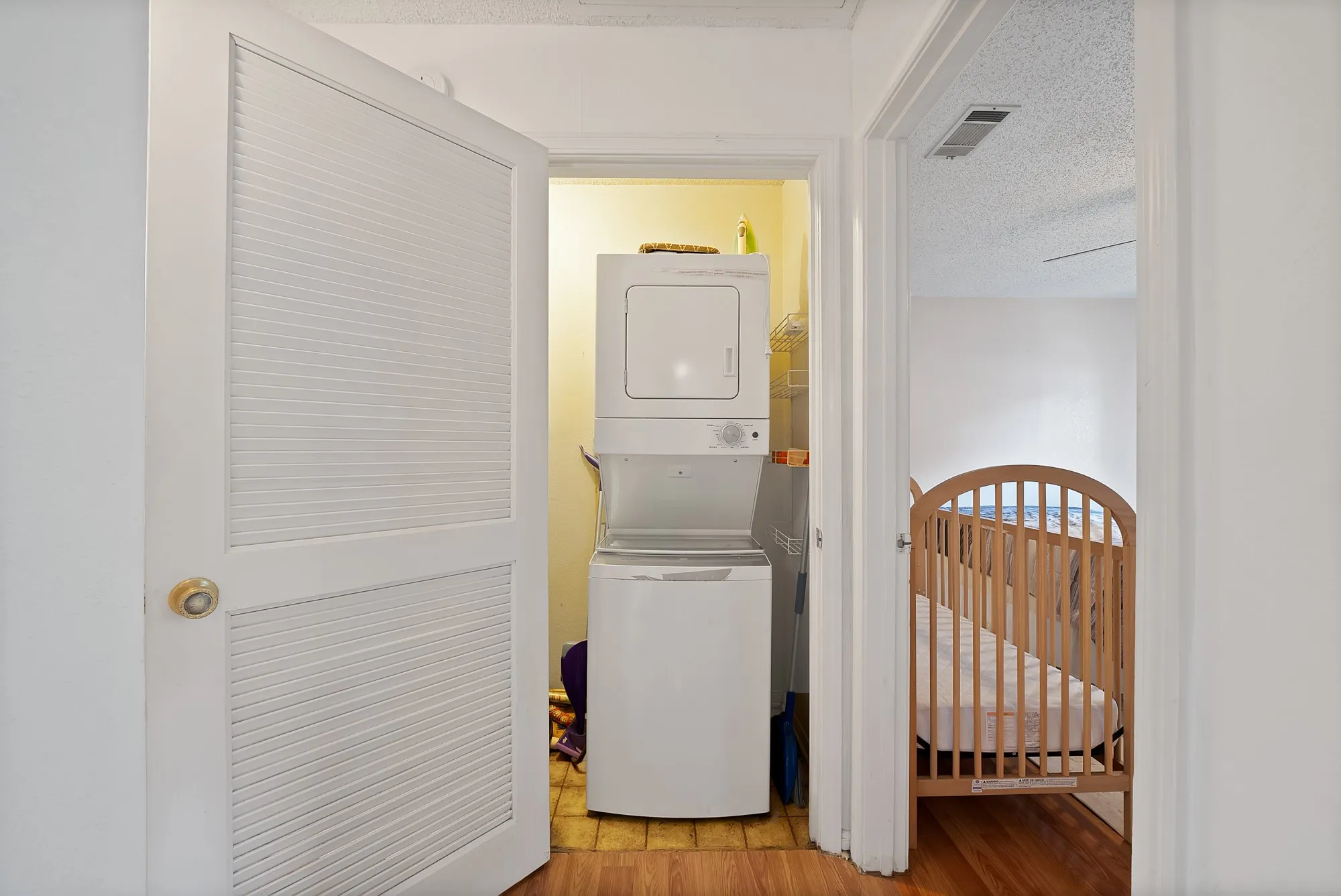 Condominium For Sale in Tarrant County , 1307 Willoughby Lane 5412, Arlington, Texas 76011, 1 Bedroom, 1 Bathroom, Garage spaces, 656 Sqft, built in 1983, mls#21331655, Real Estate Agent in Arlington, Homes For Sale in Tarrant county, Homes For Sale in Arlington, Realtor in Arlington Texas, Real Estate Brokerage Independent Realty Texas, Luminita Cordes Realtor
