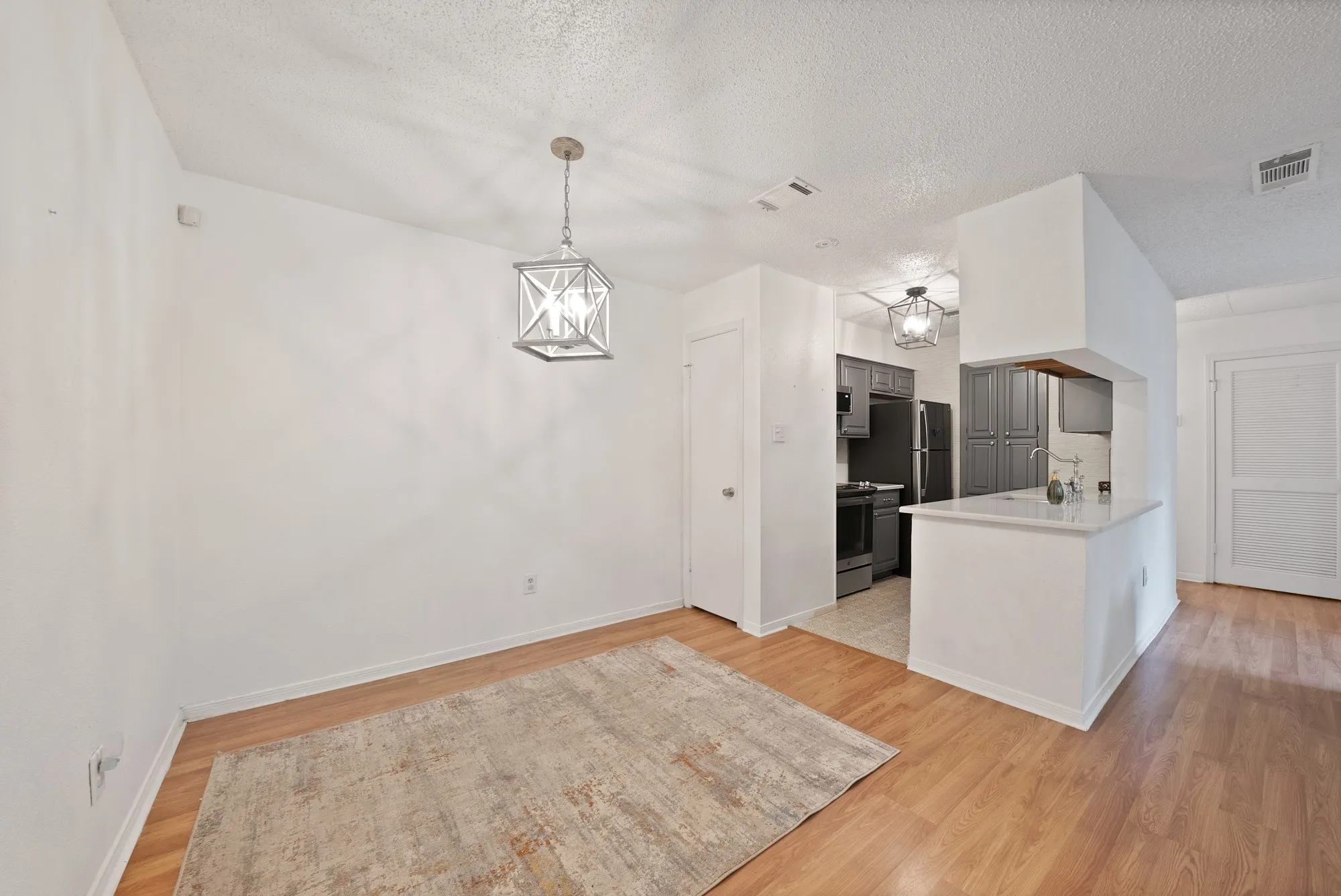 Condominium For Sale in Tarrant County , 1307 Willoughby Lane 5412, Arlington, Texas 76011, 1 Bedroom, 1 Bathroom, Garage spaces, 656 Sqft, built in 1983, mls#21331655, Real Estate Agent in Arlington, Homes For Sale in Tarrant county, Homes For Sale in Arlington, Realtor in Arlington Texas, Real Estate Brokerage Independent Realty Texas, Luminita Cordes Realtor