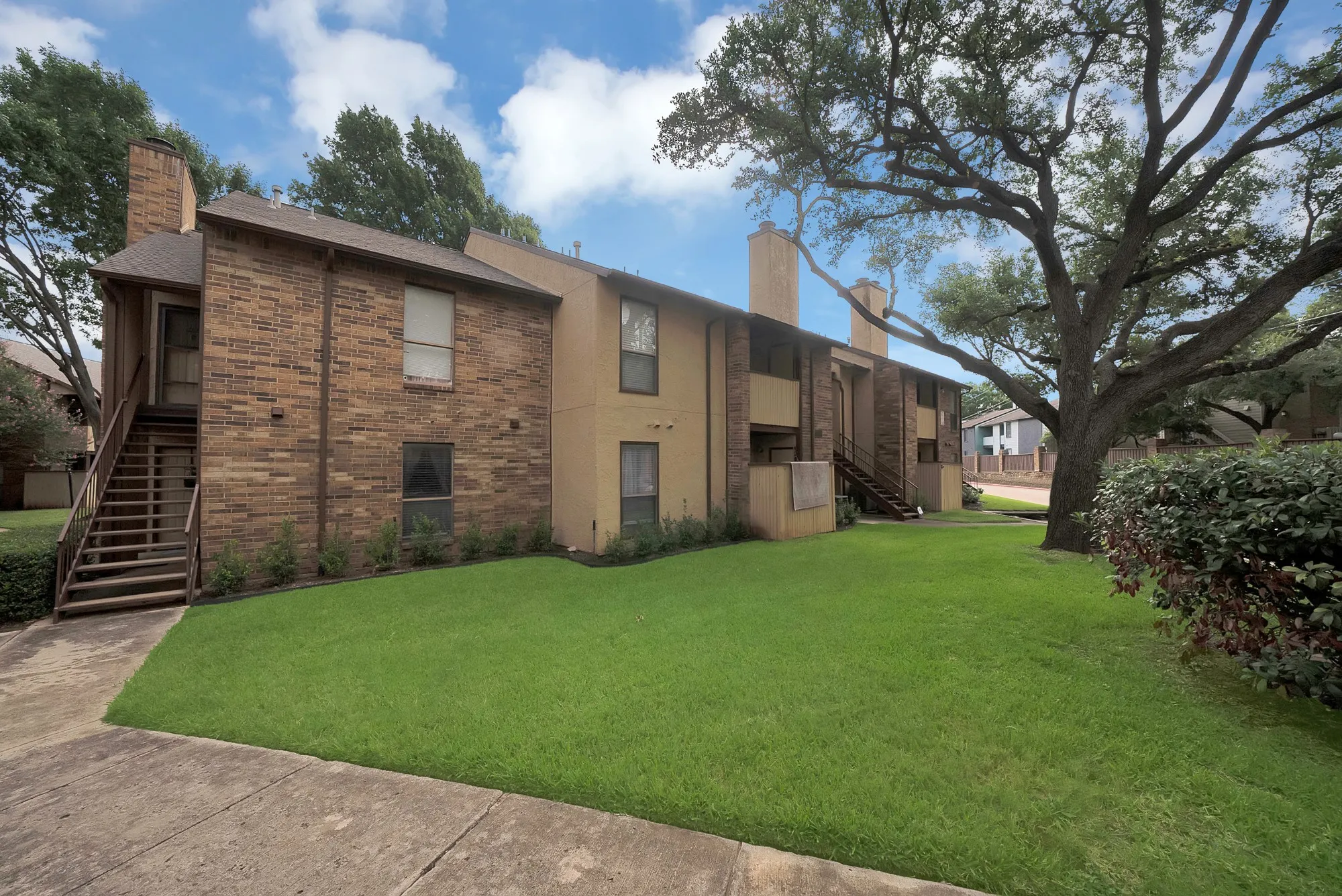 Condominium For Sale in Tarrant County , 1307 Willoughby Lane 5412, Arlington, Texas 76011, 1 Bedroom, 1 Bathroom, Garage spaces, 656 Sqft, built in 1983, mls#21331655, Real Estate Agent in Arlington, Homes For Sale in Tarrant county, Homes For Sale in Arlington, Realtor in Arlington Texas, Real Estate Brokerage Independent Realty Texas, Luminita Cordes Realtor