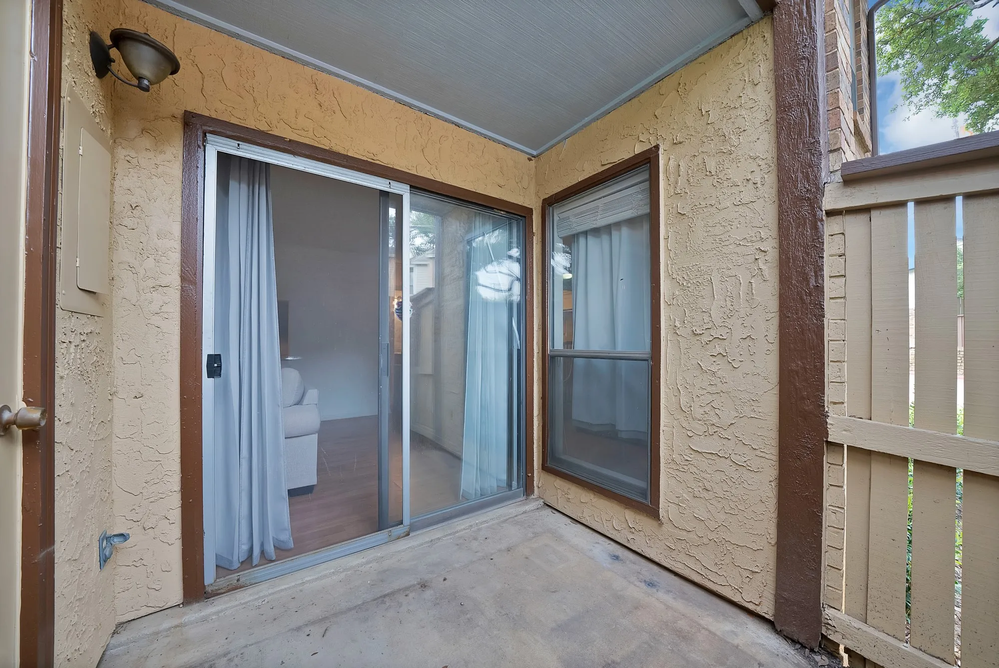 Condominium For Sale in Tarrant County , 1307 Willoughby Lane 5412, Arlington, Texas 76011, 1 Bedroom, 1 Bathroom, Garage spaces, 656 Sqft, built in 1983, mls#21331655, Real Estate Agent in Arlington, Homes For Sale in Tarrant county, Homes For Sale in Arlington, Realtor in Arlington Texas, Real Estate Brokerage Independent Realty Texas, Luminita Cordes Realtor