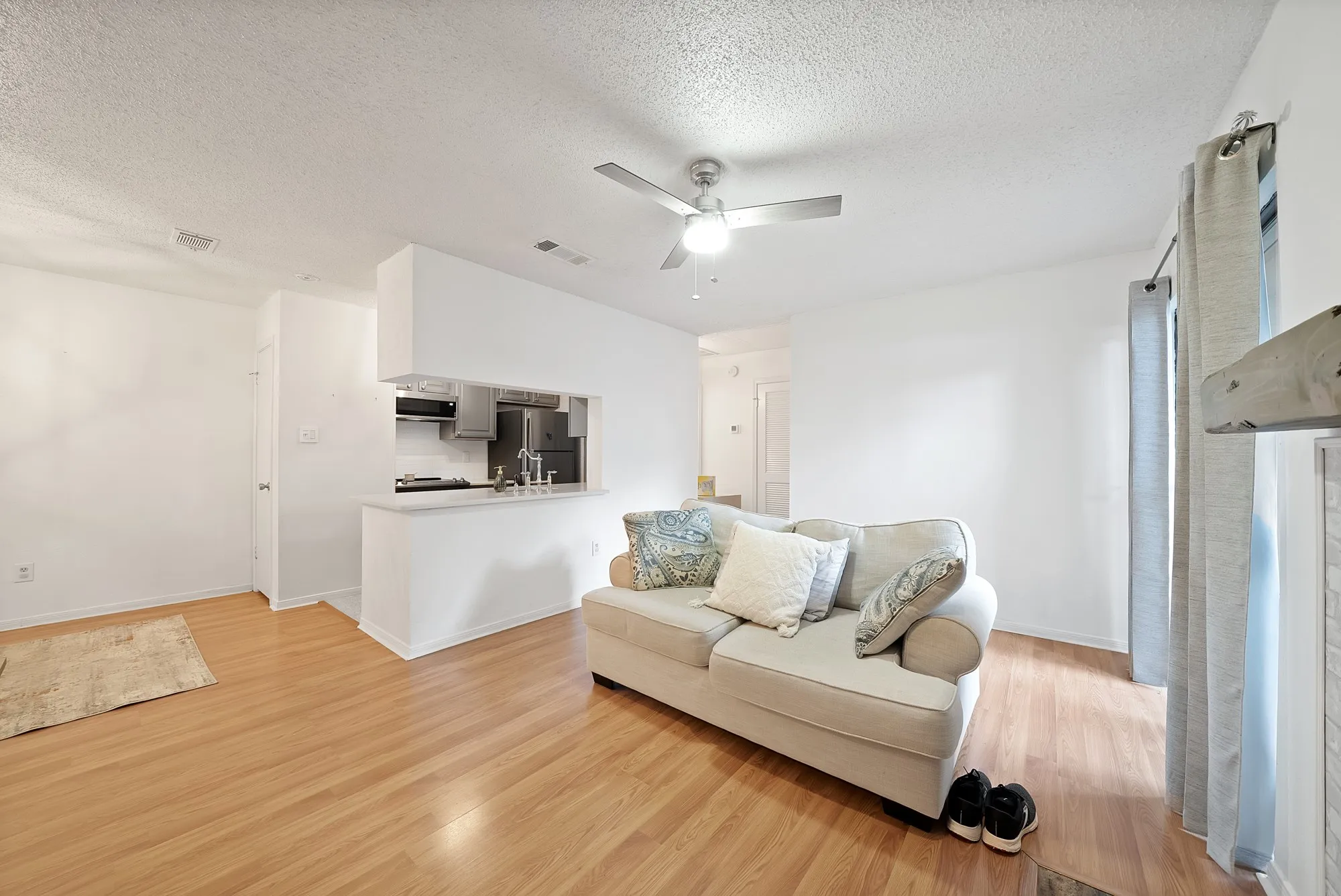 Condominium For Sale in Tarrant County , 1307 Willoughby Lane 5412, Arlington, Texas 76011, 1 Bedroom, 1 Bathroom, Garage spaces, 656 Sqft, built in 1983, mls#21331655, Real Estate Agent in Arlington, Homes For Sale in Tarrant county, Homes For Sale in Arlington, Realtor in Arlington Texas, Real Estate Brokerage Independent Realty Texas, Luminita Cordes Realtor