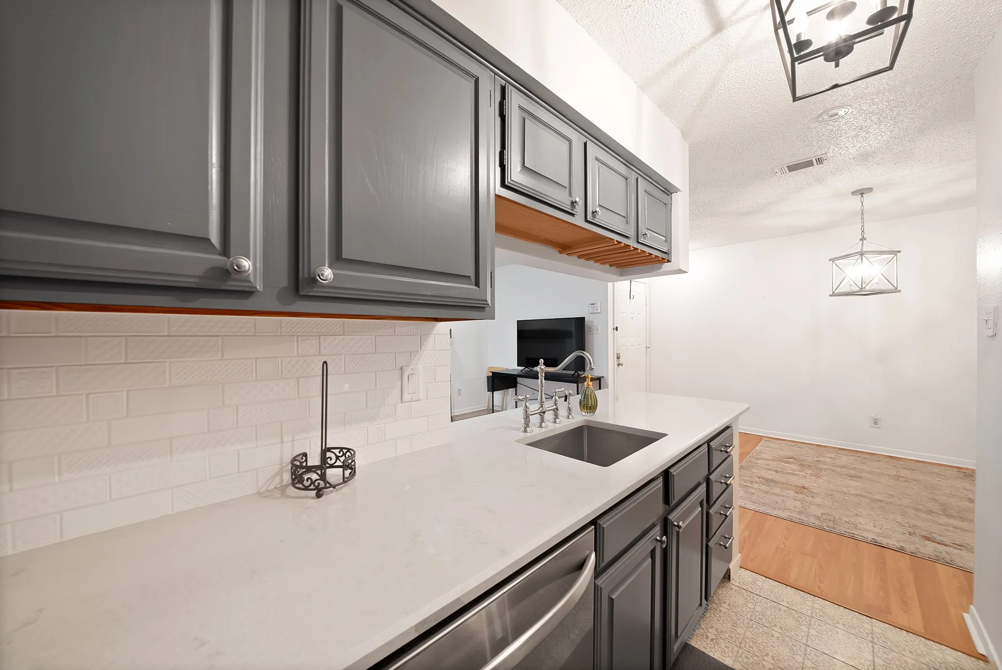 Condominium For Sale in Tarrant County , 1307 Willoughby Lane 5412, Arlington, Texas 76011, 1 Bedroom, 1 Bathroom, Garage spaces, 656 Sqft, built in 1983, mls#21331655, Real Estate Agent in Arlington, Homes For Sale in Tarrant county, Homes For Sale in Arlington, Realtor in Arlington Texas, Real Estate Brokerage Independent Realty Texas, Luminita Cordes Realtor