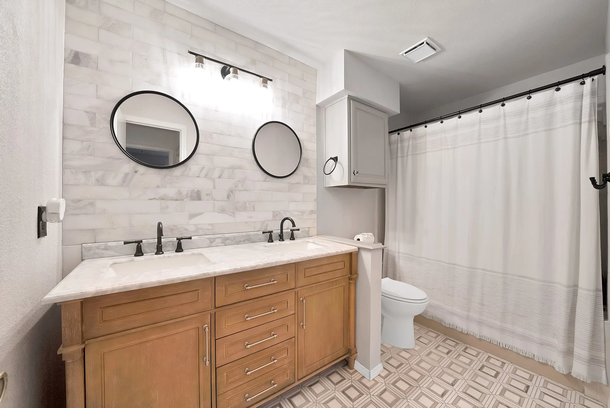 Condominium For Sale in Tarrant County , 1307 Willoughby Lane 5412, Arlington, Texas 76011, 1 Bedroom, 1 Bathroom, Garage spaces, 656 Sqft, built in 1983, mls#21331655, Real Estate Agent in Arlington, Homes For Sale in Tarrant county, Homes For Sale in Arlington, Realtor in Arlington Texas, Real Estate Brokerage Independent Realty Texas, Luminita Cordes Realtor