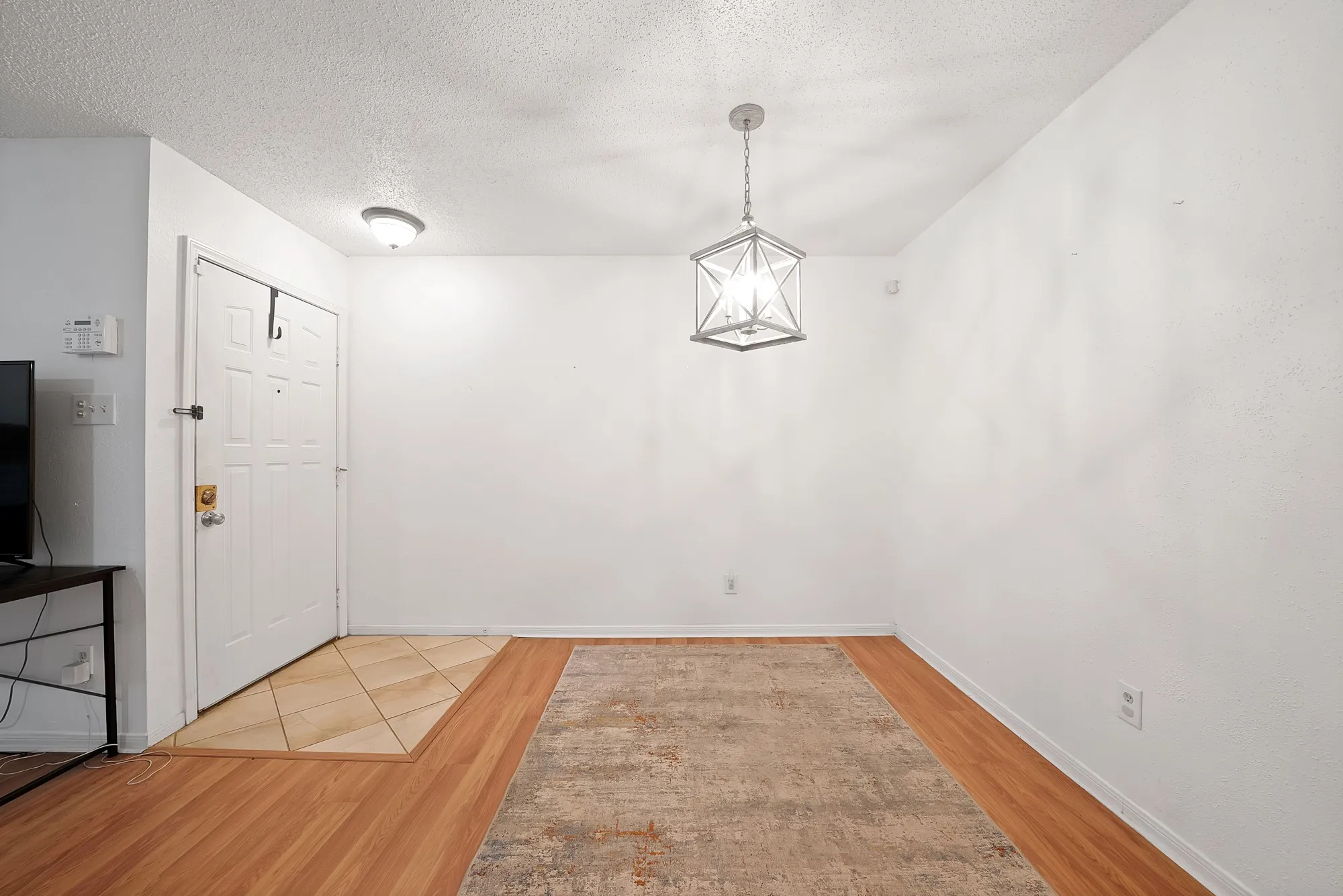 Condominium For Sale in Tarrant County , 1307 Willoughby Lane 5412, Arlington, Texas 76011, 1 Bedroom, 1 Bathroom, Garage spaces, 656 Sqft, built in 1983, mls#21331655, Real Estate Agent in Arlington, Homes For Sale in Tarrant county, Homes For Sale in Arlington, Realtor in Arlington Texas, Real Estate Brokerage Independent Realty Texas, Luminita Cordes Realtor