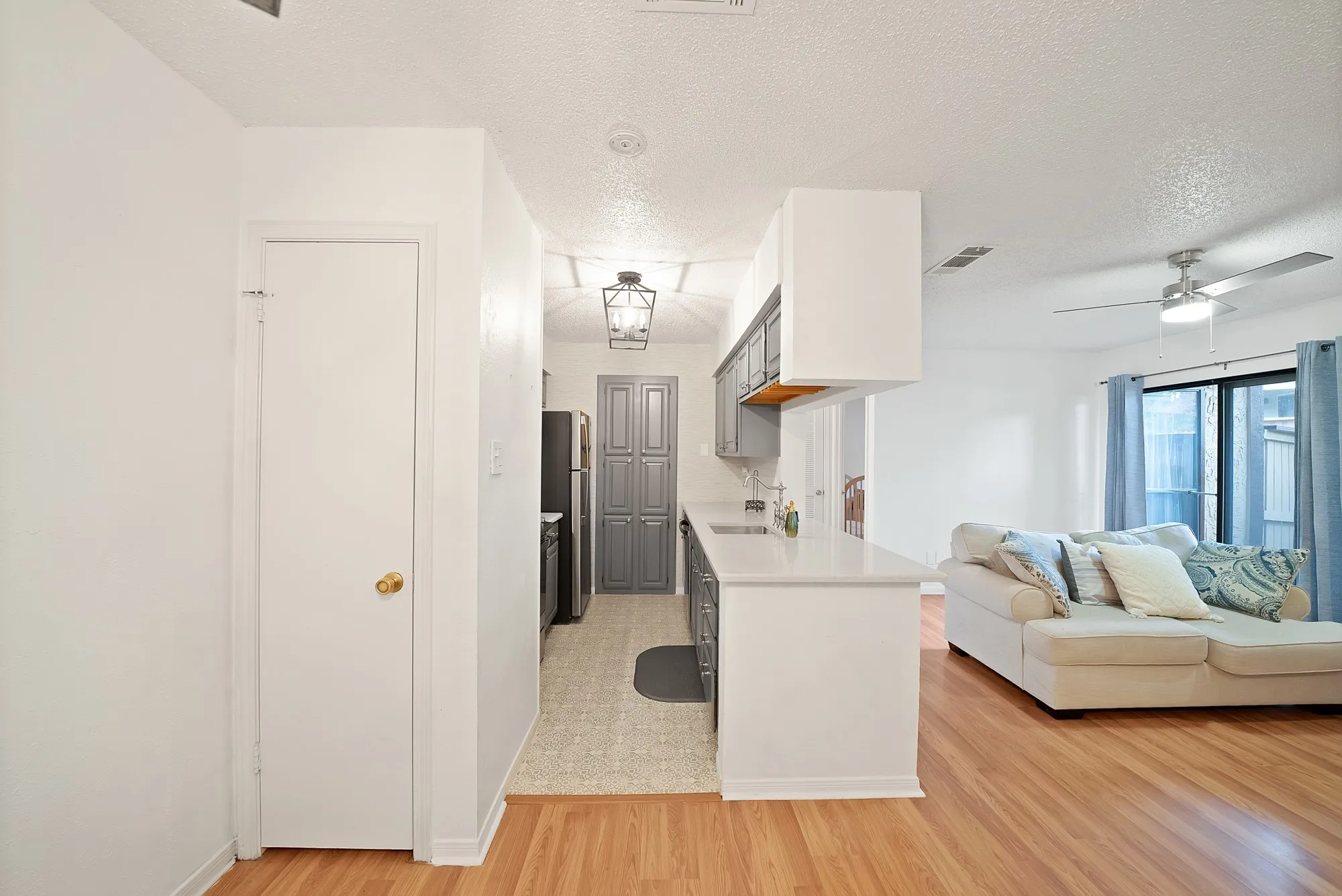 Condominium For Sale in Tarrant County , 1307 Willoughby Lane 5412, Arlington, Texas 76011, 1 Bedroom, 1 Bathroom, Garage spaces, 656 Sqft, built in 1983, mls#21331655, Real Estate Agent in Arlington, Homes For Sale in Tarrant county, Homes For Sale in Arlington, Realtor in Arlington Texas, Real Estate Brokerage Independent Realty Texas, Luminita Cordes Realtor