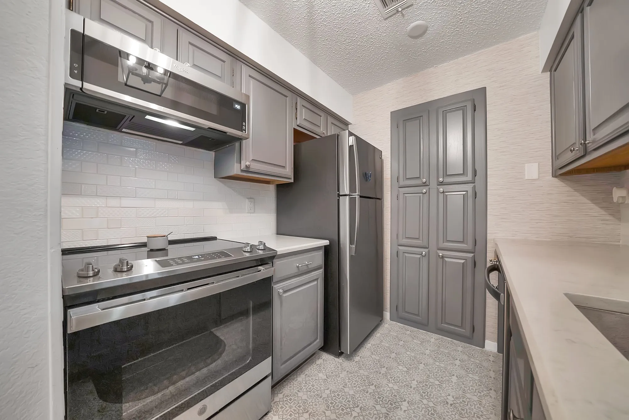 Condominium For Sale in Tarrant County , 1307 Willoughby Lane 5412, Arlington, Texas 76011, 1 Bedroom, 1 Bathroom, Garage spaces, 656 Sqft, built in 1983, mls#21331655, Real Estate Agent in Arlington, Homes For Sale in Tarrant county, Homes For Sale in Arlington, Realtor in Arlington Texas, Real Estate Brokerage Independent Realty Texas, Luminita Cordes Realtor