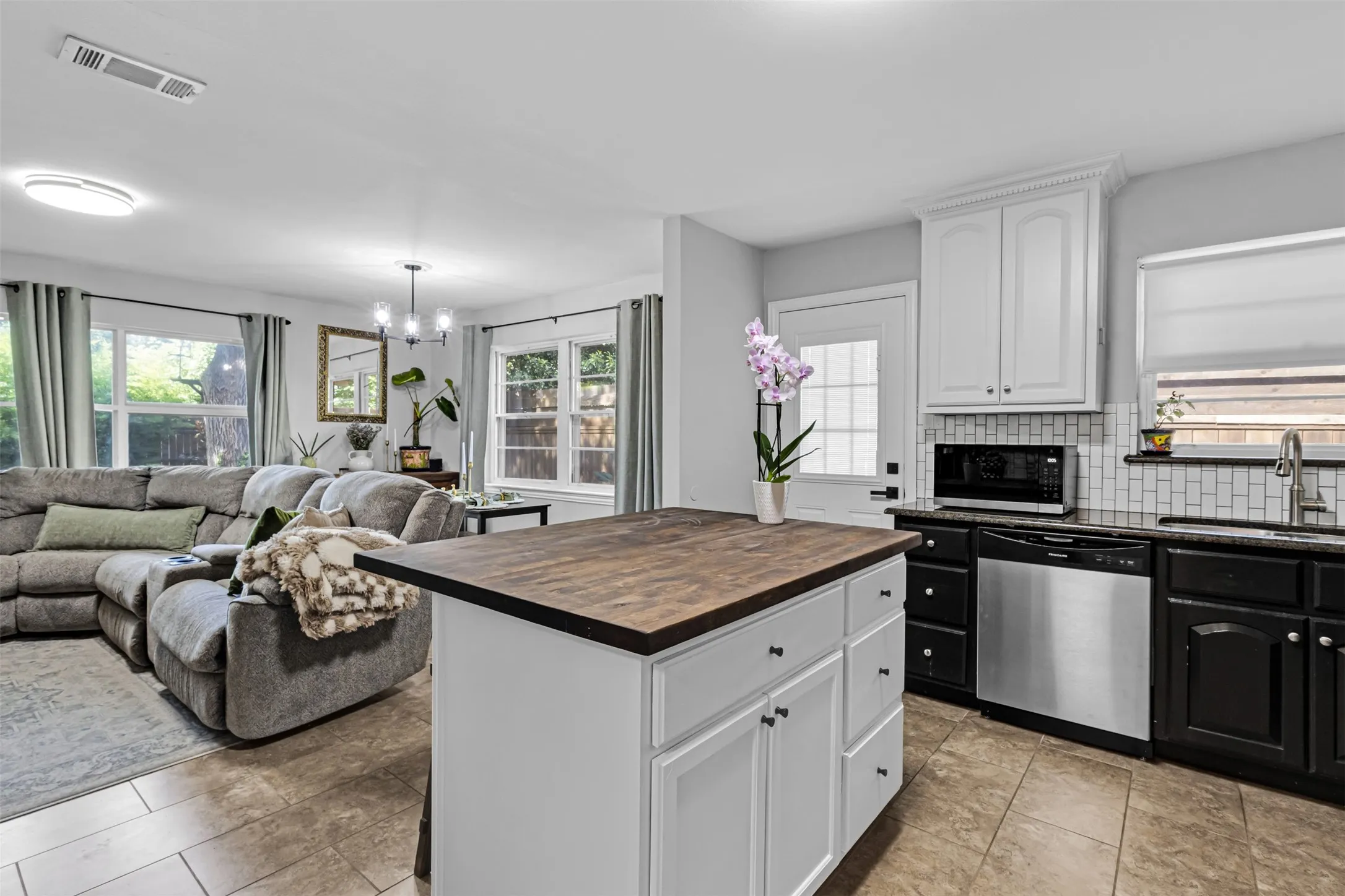 Single Family Residence For Sale in Dallas County , 603 W Belt Line Road, Richardson, Texas 75080, 3 Bedroom, 2 Bathroom, 1 Garage spaces, 1,312 Sqft, built in 1956, mls#21329329, Real Estate Agent in Richardson, Homes For Sale in Dallas county, Homes For Sale in Richardson, Realtor in Richardson Texas, Real Estate Brokerage Independent Realty Texas, Luminita Cordes Realtor