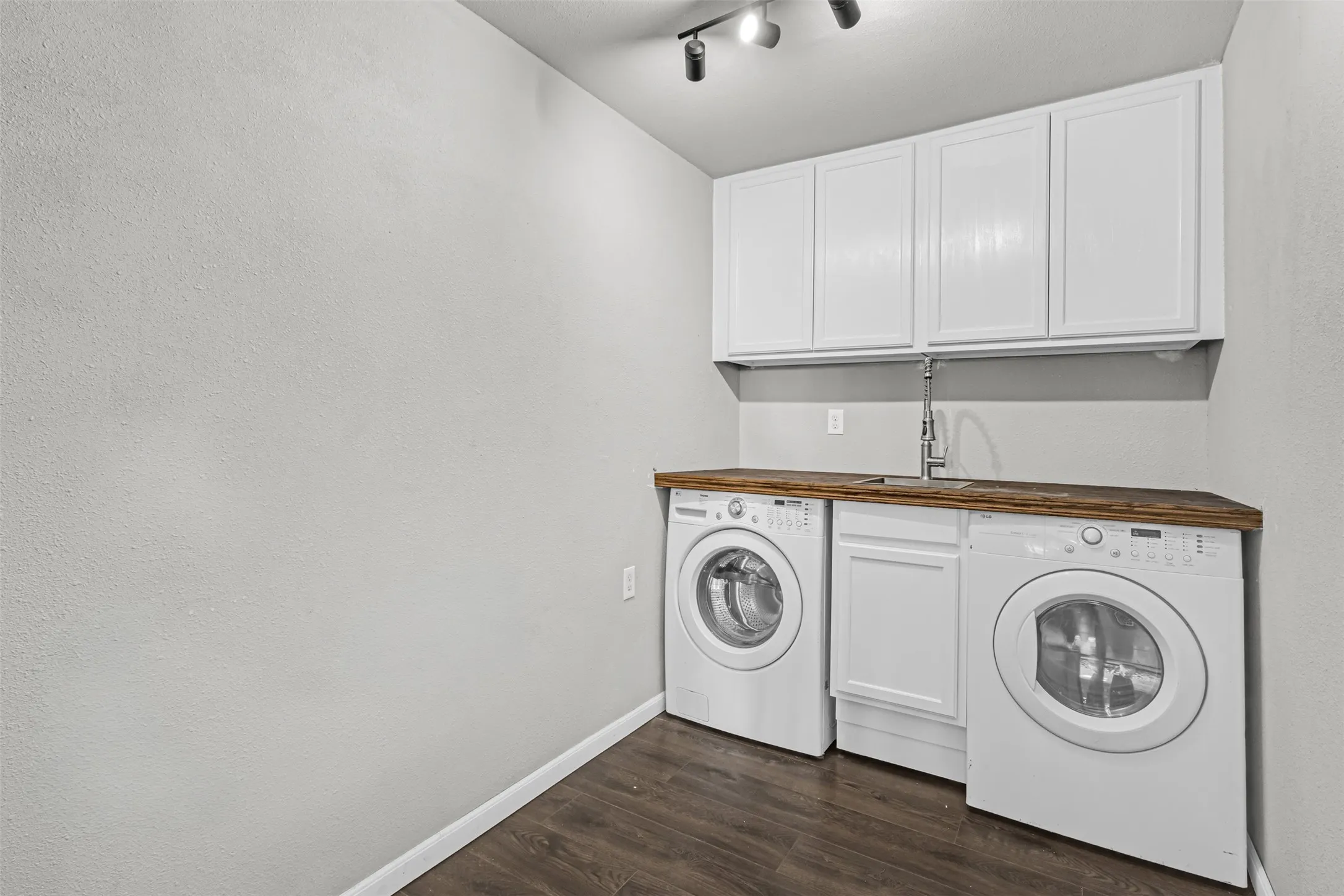 Single Family Residence For Sale in Dallas County , 603 W Belt Line Road, Richardson, Texas 75080, 3 Bedroom, 2 Bathroom, 1 Garage spaces, 1,312 Sqft, built in 1956, mls#21329329, Real Estate Agent in Richardson, Homes For Sale in Dallas county, Homes For Sale in Richardson, Realtor in Richardson Texas, Real Estate Brokerage Independent Realty Texas, Luminita Cordes Realtor