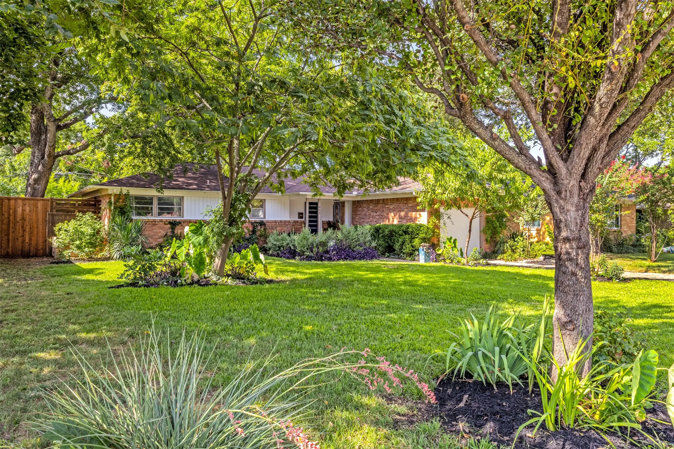 Single Family Residence For Sale in Dallas County , 603 W Belt Line Road, Richardson, Texas 75080, 3 Bedroom, 2 Bathroom, 1 Garage spaces, 1,312 Sqft, built in 1956, mls#21329329, Real Estate Agent in Richardson, Homes For Sale in Dallas county, Homes For Sale in Richardson, Realtor in Richardson Texas, Real Estate Brokerage Independent Realty Texas, Luminita Cordes Realtor