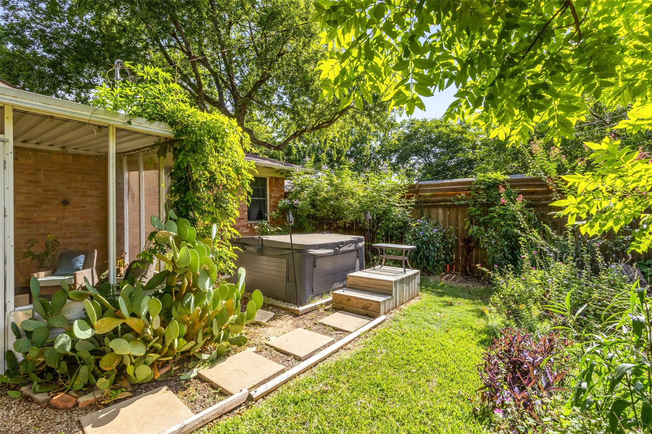Single Family Residence For Sale in Dallas County , 603 W Belt Line Road, Richardson, Texas 75080, 3 Bedroom, 2 Bathroom, 1 Garage spaces, 1,312 Sqft, built in 1956, mls#21329329, Real Estate Agent in Richardson, Homes For Sale in Dallas county, Homes For Sale in Richardson, Realtor in Richardson Texas, Real Estate Brokerage Independent Realty Texas, Luminita Cordes Realtor