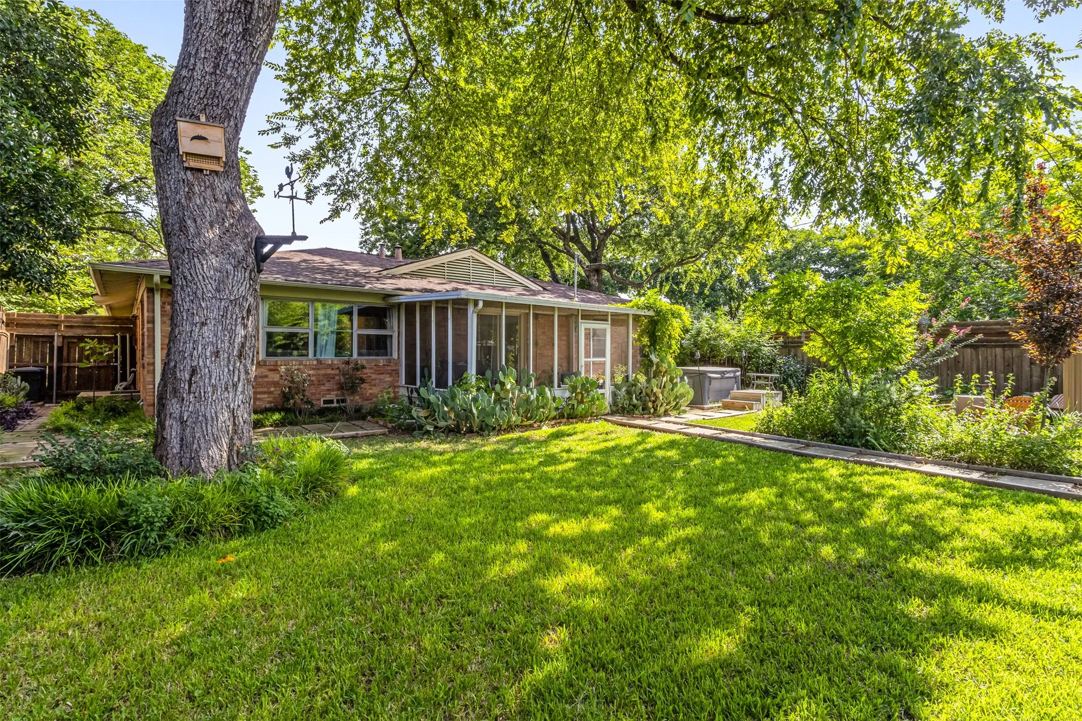 Single Family Residence For Sale in Dallas County , 603 W Belt Line Road, Richardson, Texas 75080, 3 Bedroom, 2 Bathroom, 1 Garage spaces, 1,312 Sqft, built in 1956, mls#21329329, Real Estate Agent in Richardson, Homes For Sale in Dallas county, Homes For Sale in Richardson, Realtor in Richardson Texas, Real Estate Brokerage Independent Realty Texas, Luminita Cordes Realtor