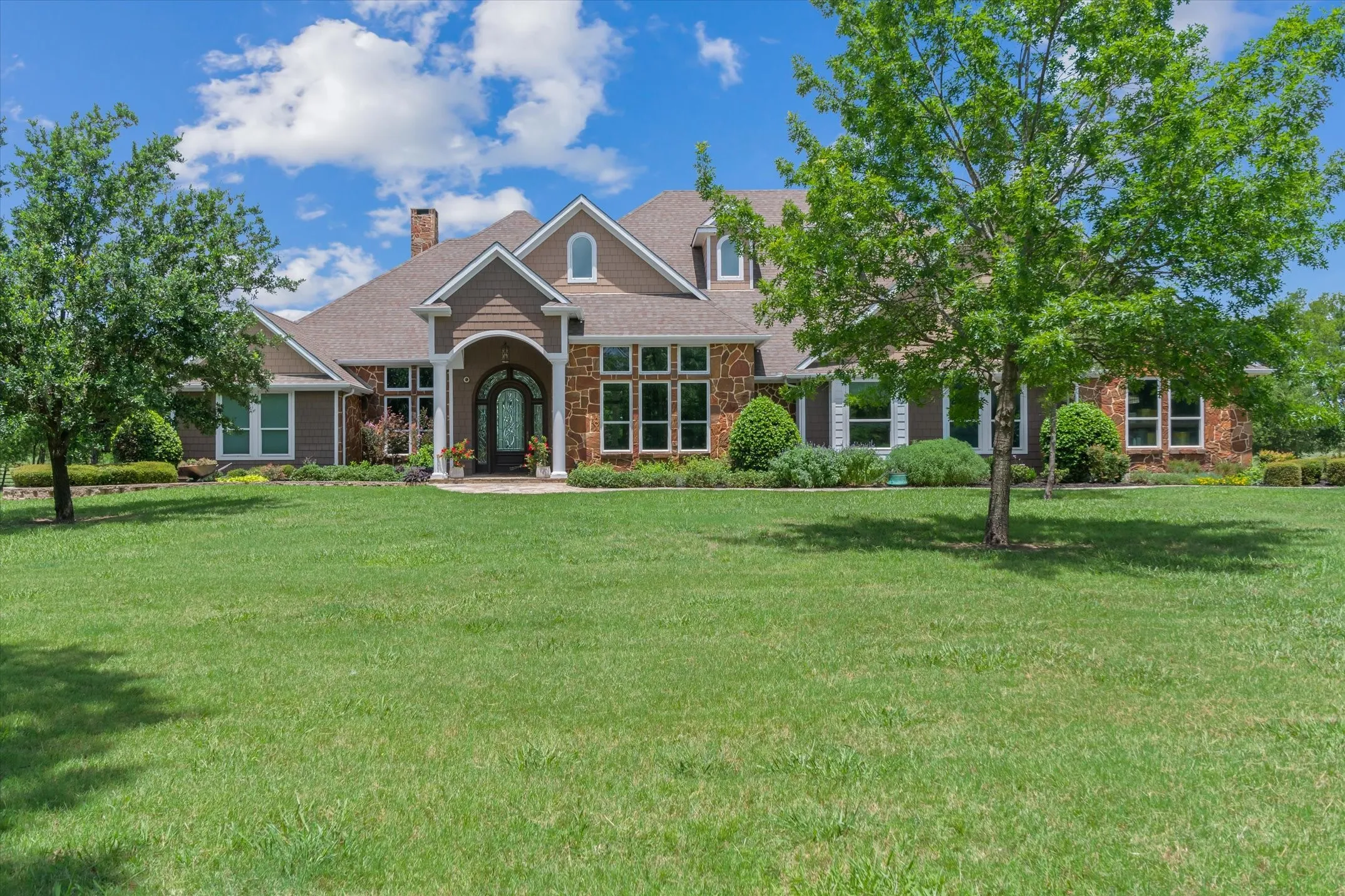 Single Family Residence For Sale in Kaufman County , 5811 County Road 4102, Kaufman, Texas 75142, 4 Bedroom, 4 Bathroom, 3 Garage spaces, 3,325 Sqft, built in 2011, mls#21330886, Real Estate Agent in Kaufman, Homes For Sale in Kaufman county, Homes For Sale in Kaufman, Realtor in Kaufman Texas, Real Estate Brokerage Independent Realty Texas, Luminita Cordes Realtor