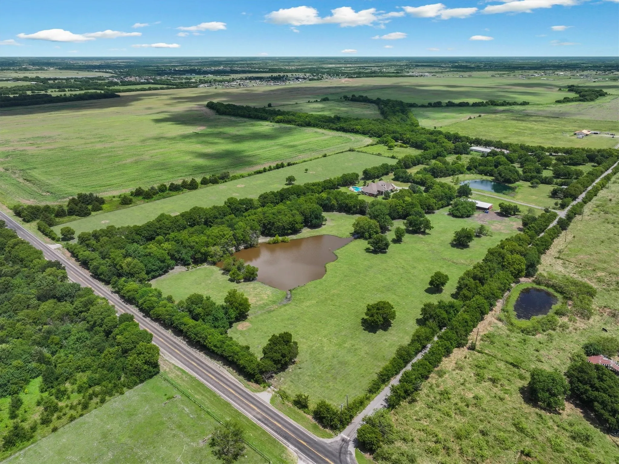 Single Family Residence For Sale in Kaufman County , 5811 County Road 4102, Kaufman, Texas 75142, 4 Bedroom, 4 Bathroom, 3 Garage spaces, 3,325 Sqft, built in 2011, mls#21330886, Real Estate Agent in Kaufman, Homes For Sale in Kaufman county, Homes For Sale in Kaufman, Realtor in Kaufman Texas, Real Estate Brokerage Independent Realty Texas, Luminita Cordes Realtor