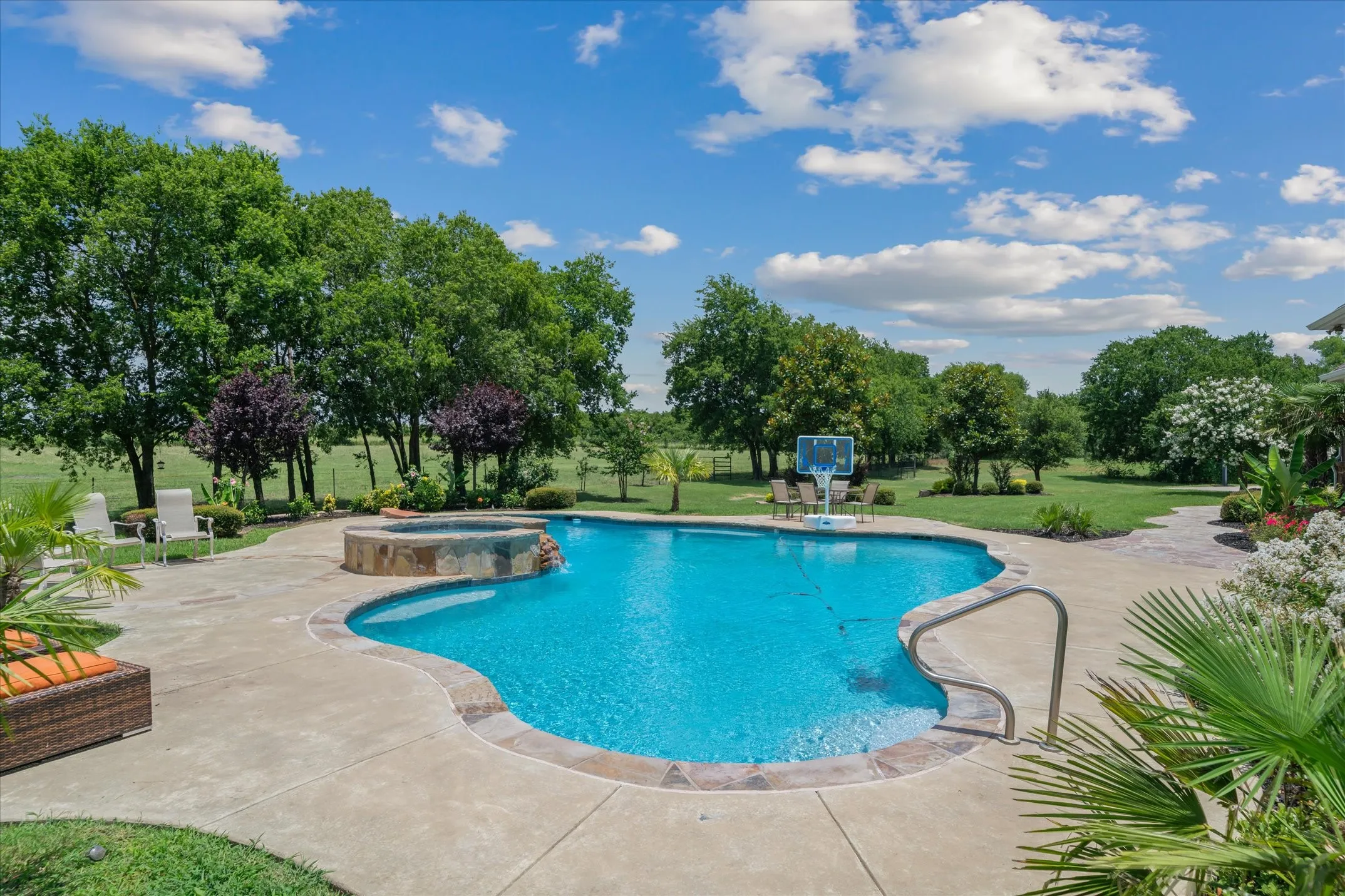 Single Family Residence For Sale in Kaufman County , 5811 County Road 4102, Kaufman, Texas 75142, 4 Bedroom, 4 Bathroom, 3 Garage spaces, 3,325 Sqft, built in 2011, mls#21330886, Real Estate Agent in Kaufman, Homes For Sale in Kaufman county, Homes For Sale in Kaufman, Realtor in Kaufman Texas, Real Estate Brokerage Independent Realty Texas, Luminita Cordes Realtor