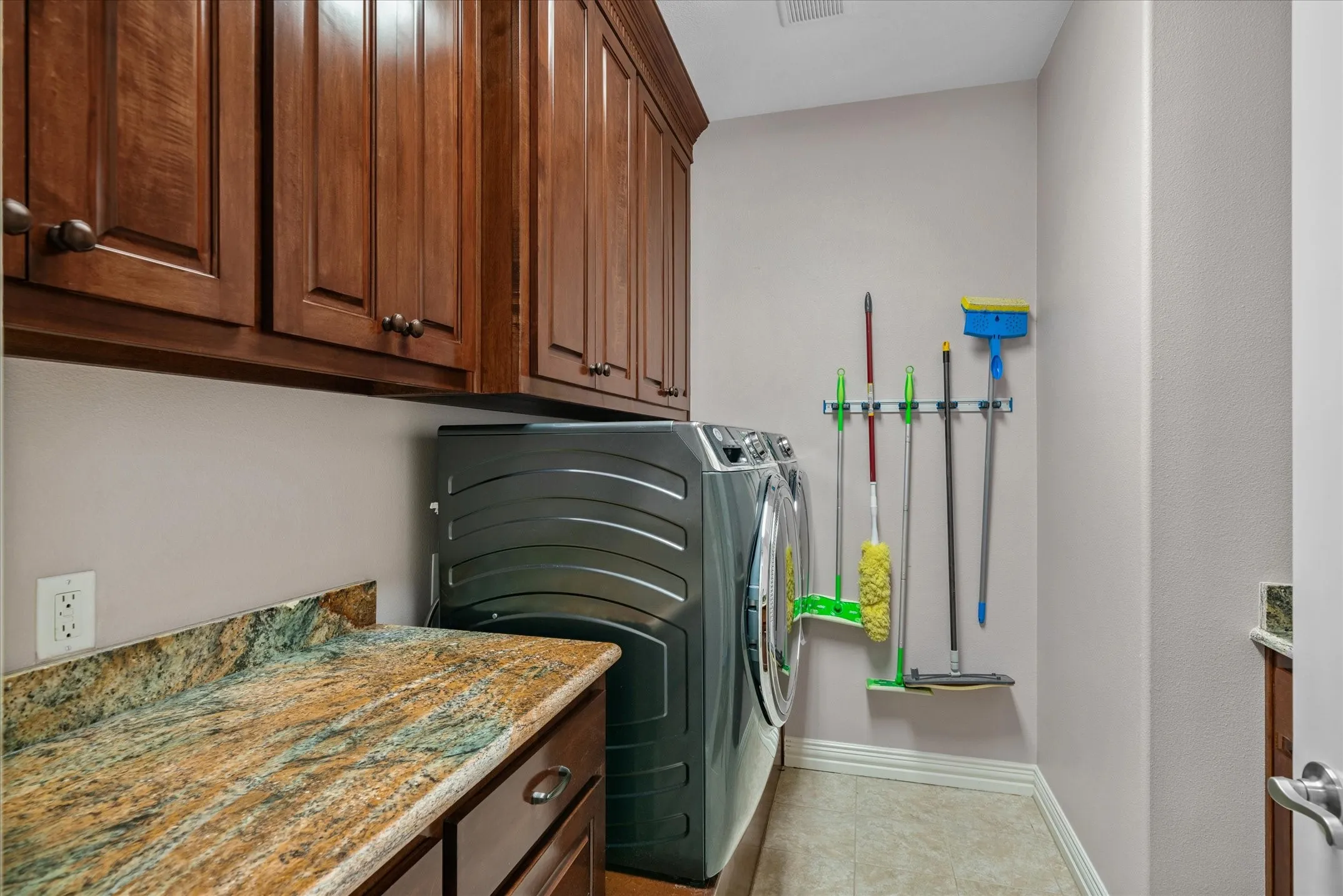 Single Family Residence For Sale in Kaufman County , 5811 County Road 4102, Kaufman, Texas 75142, 4 Bedroom, 4 Bathroom, 3 Garage spaces, 3,325 Sqft, built in 2011, mls#21330886, Real Estate Agent in Kaufman, Homes For Sale in Kaufman county, Homes For Sale in Kaufman, Realtor in Kaufman Texas, Real Estate Brokerage Independent Realty Texas, Luminita Cordes Realtor