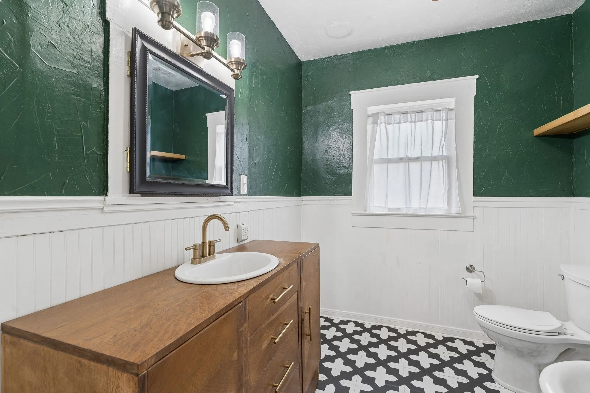 Single Family Residence For Sale in Tarrant County , 2111 Washington Avenue, Fort Worth, Texas 76110, 2 Bedroom, 1 Bathroom, Garage spaces, 1,209 Sqft, built in 1940, mls#21331406, Real Estate Agent in Fort Worth, Homes For Sale in Tarrant county, Homes For Sale in Fort Worth, Realtor in Fort Worth Texas, Real Estate Brokerage Independent Realty Texas, Luminita Cordes Realtor