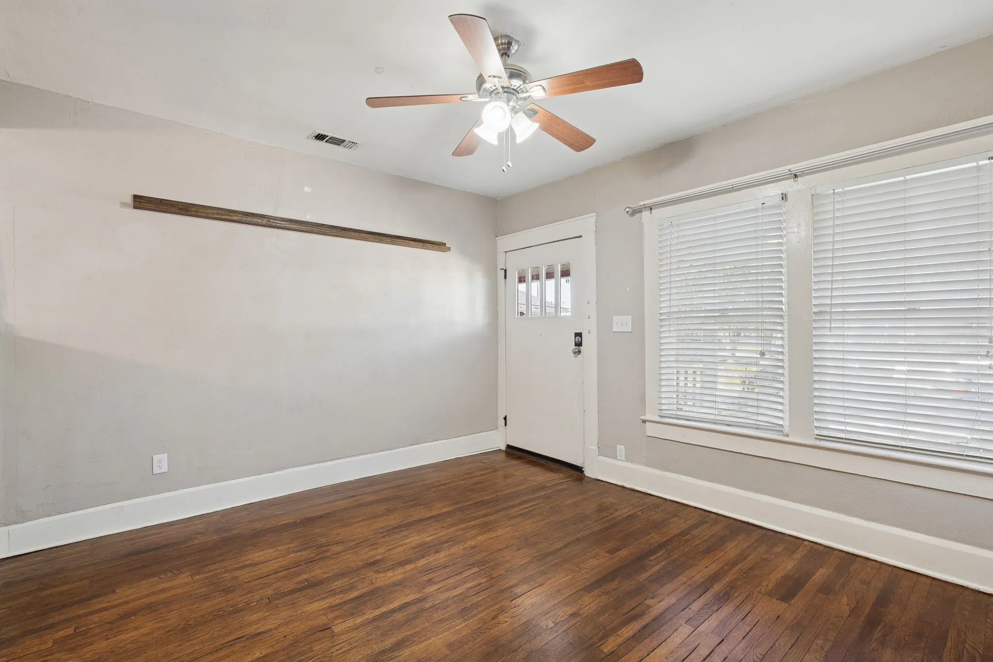 Single Family Residence For Sale in Tarrant County , 2111 Washington Avenue, Fort Worth, Texas 76110, 2 Bedroom, 1 Bathroom, Garage spaces, 1,209 Sqft, built in 1940, mls#21331406, Real Estate Agent in Fort Worth, Homes For Sale in Tarrant county, Homes For Sale in Fort Worth, Realtor in Fort Worth Texas, Real Estate Brokerage Independent Realty Texas, Luminita Cordes Realtor