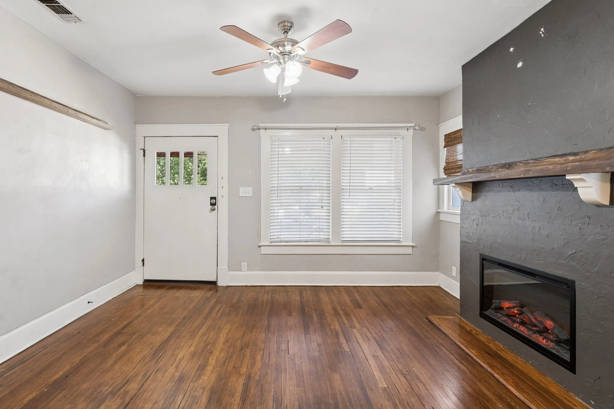 Single Family Residence For Sale in Tarrant County , 2111 Washington Avenue, Fort Worth, Texas 76110, 2 Bedroom, 1 Bathroom, Garage spaces, 1,209 Sqft, built in 1940, mls#21331406, Real Estate Agent in Fort Worth, Homes For Sale in Tarrant county, Homes For Sale in Fort Worth, Realtor in Fort Worth Texas, Real Estate Brokerage Independent Realty Texas, Luminita Cordes Realtor