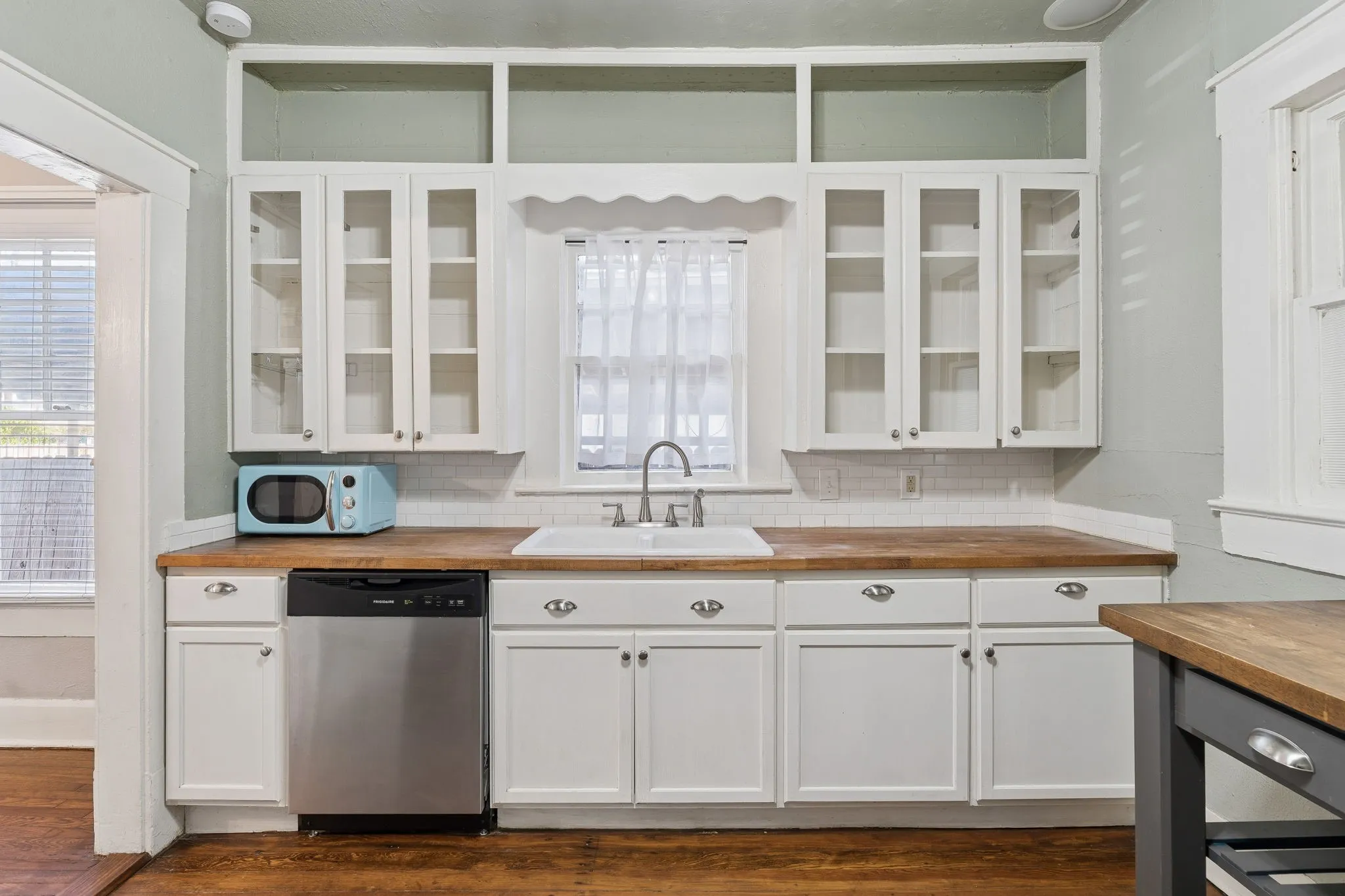 Single Family Residence For Sale in Tarrant County , 2111 Washington Avenue, Fort Worth, Texas 76110, 2 Bedroom, 1 Bathroom, Garage spaces, 1,209 Sqft, built in 1940, mls#21331406, Real Estate Agent in Fort Worth, Homes For Sale in Tarrant county, Homes For Sale in Fort Worth, Realtor in Fort Worth Texas, Real Estate Brokerage Independent Realty Texas, Luminita Cordes Realtor
