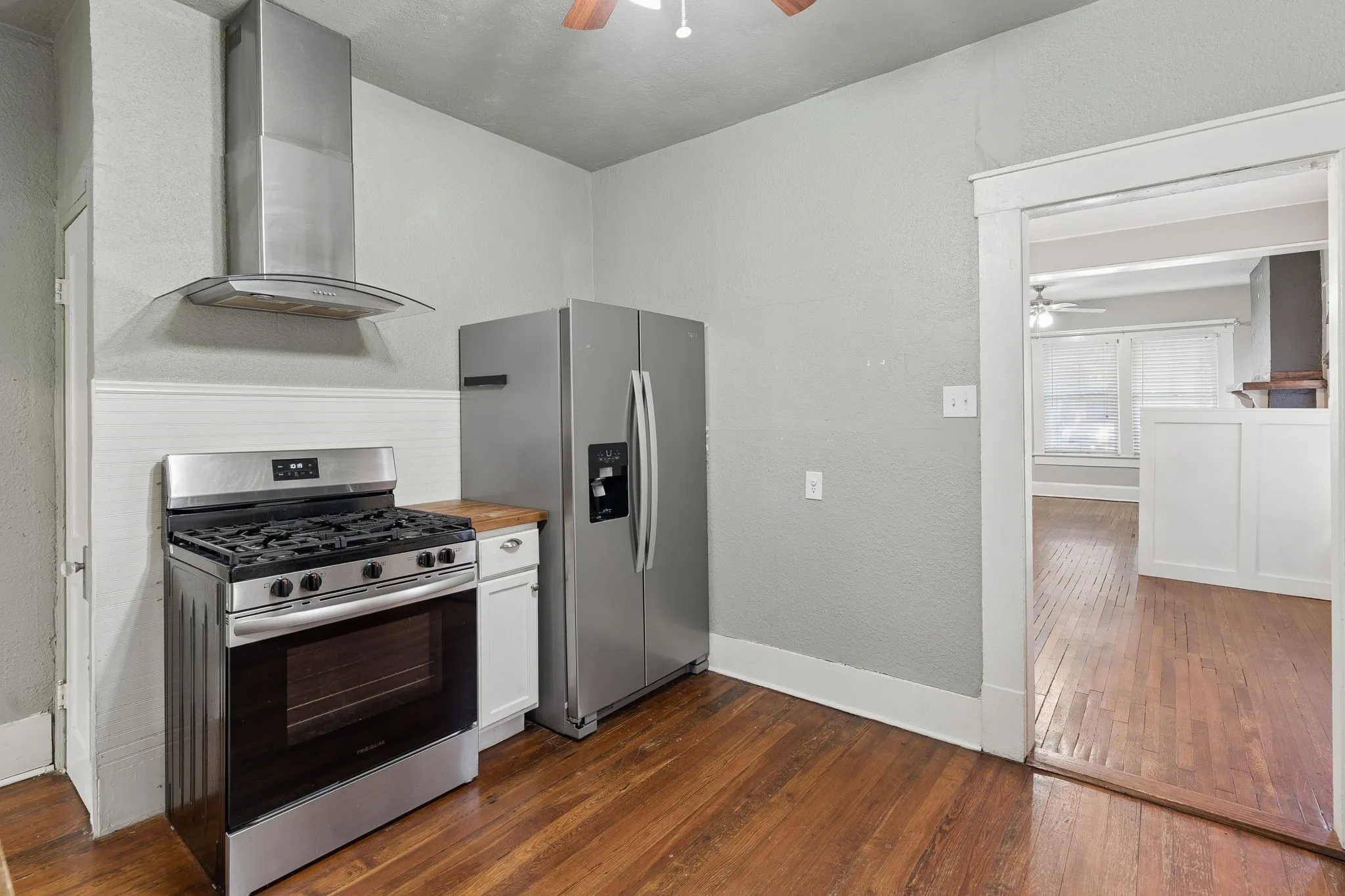 Single Family Residence For Sale in Tarrant County , 2111 Washington Avenue, Fort Worth, Texas 76110, 2 Bedroom, 1 Bathroom, Garage spaces, 1,209 Sqft, built in 1940, mls#21331406, Real Estate Agent in Fort Worth, Homes For Sale in Tarrant county, Homes For Sale in Fort Worth, Realtor in Fort Worth Texas, Real Estate Brokerage Independent Realty Texas, Luminita Cordes Realtor