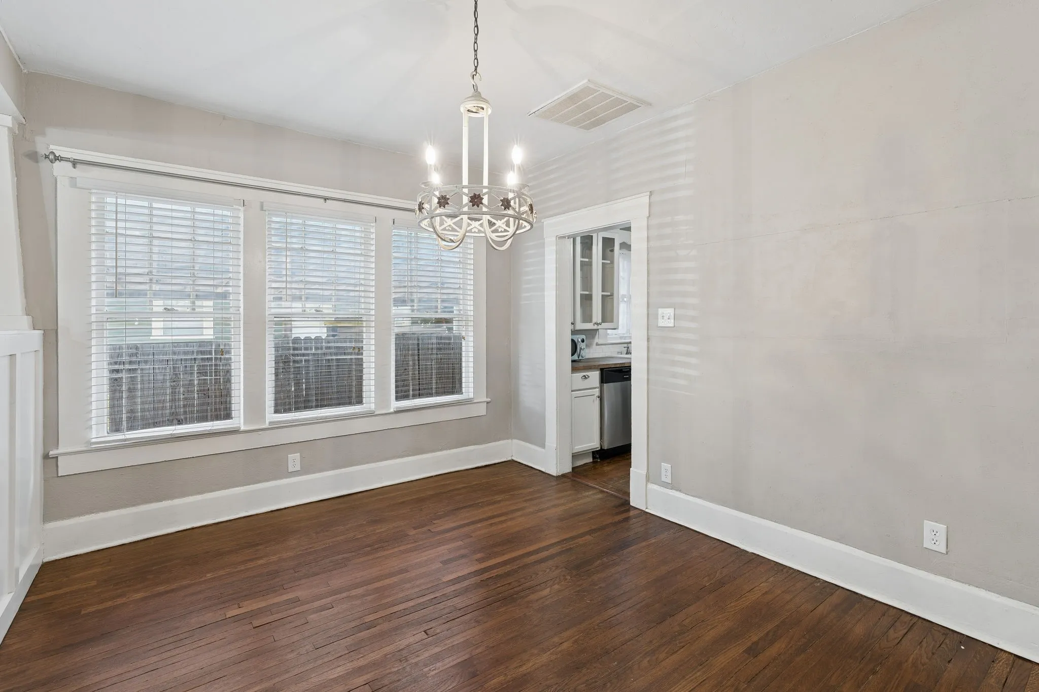 Single Family Residence For Sale in Tarrant County , 2111 Washington Avenue, Fort Worth, Texas 76110, 2 Bedroom, 1 Bathroom, Garage spaces, 1,209 Sqft, built in 1940, mls#21331406, Real Estate Agent in Fort Worth, Homes For Sale in Tarrant county, Homes For Sale in Fort Worth, Realtor in Fort Worth Texas, Real Estate Brokerage Independent Realty Texas, Luminita Cordes Realtor