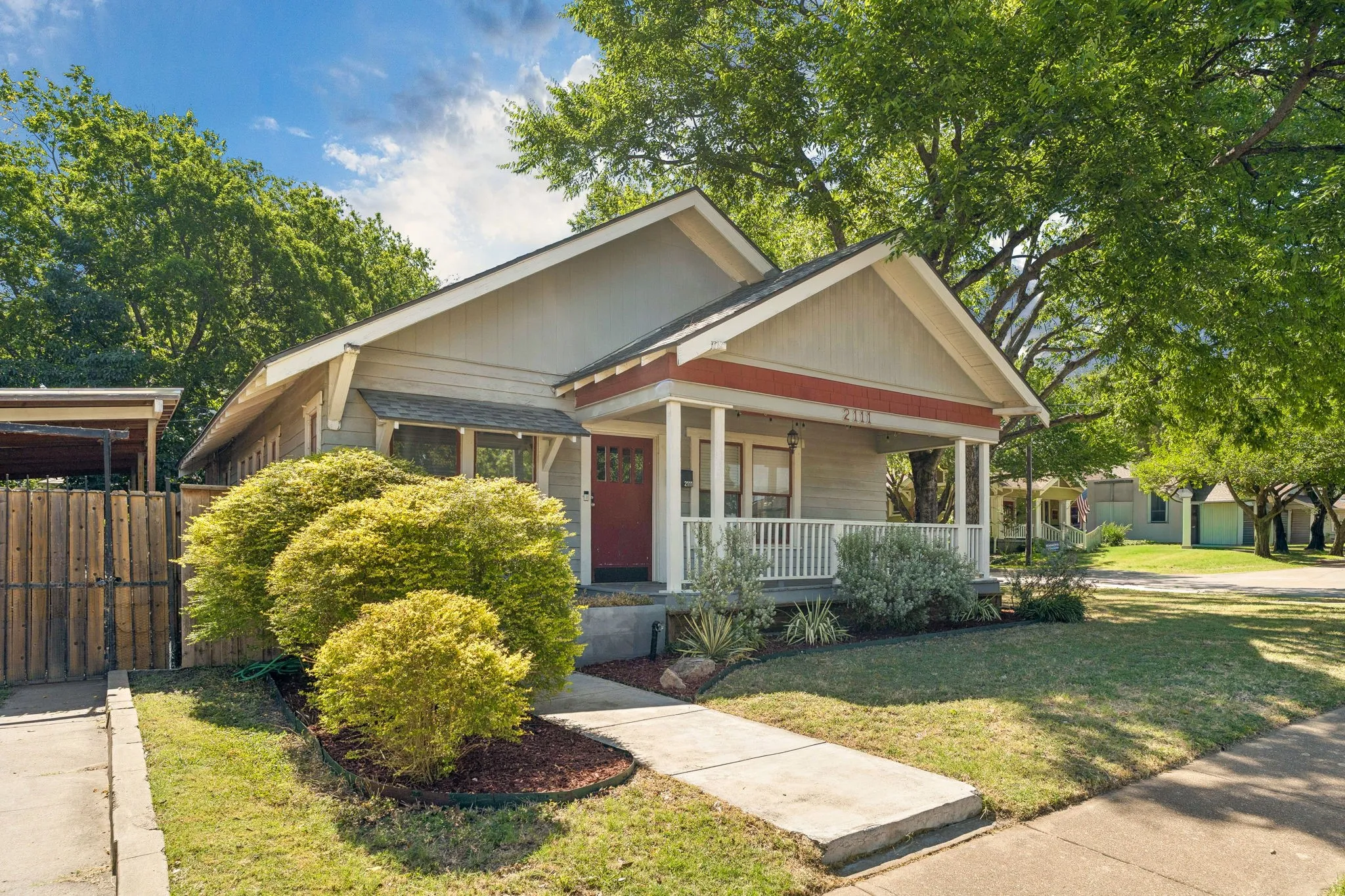 Single Family Residence For Sale in Tarrant County , 2111 Washington Avenue, Fort Worth, Texas 76110, 2 Bedroom, 1 Bathroom, Garage spaces, 1,209 Sqft, built in 1940, mls#21331406, Real Estate Agent in Fort Worth, Homes For Sale in Tarrant county, Homes For Sale in Fort Worth, Realtor in Fort Worth Texas, Real Estate Brokerage Independent Realty Texas, Luminita Cordes Realtor