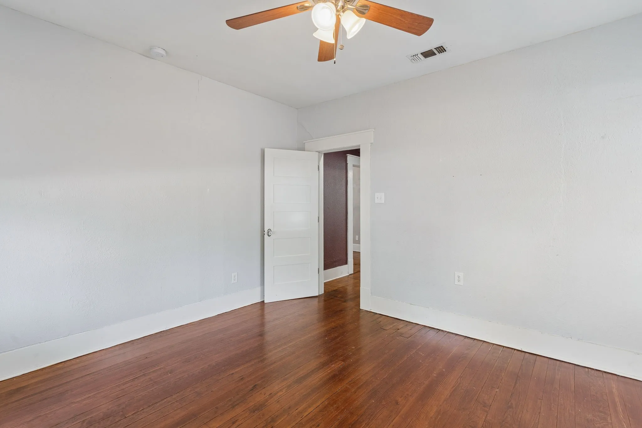 Single Family Residence For Sale in Tarrant County , 2111 Washington Avenue, Fort Worth, Texas 76110, 2 Bedroom, 1 Bathroom, Garage spaces, 1,209 Sqft, built in 1940, mls#21331406, Real Estate Agent in Fort Worth, Homes For Sale in Tarrant county, Homes For Sale in Fort Worth, Realtor in Fort Worth Texas, Real Estate Brokerage Independent Realty Texas, Luminita Cordes Realtor