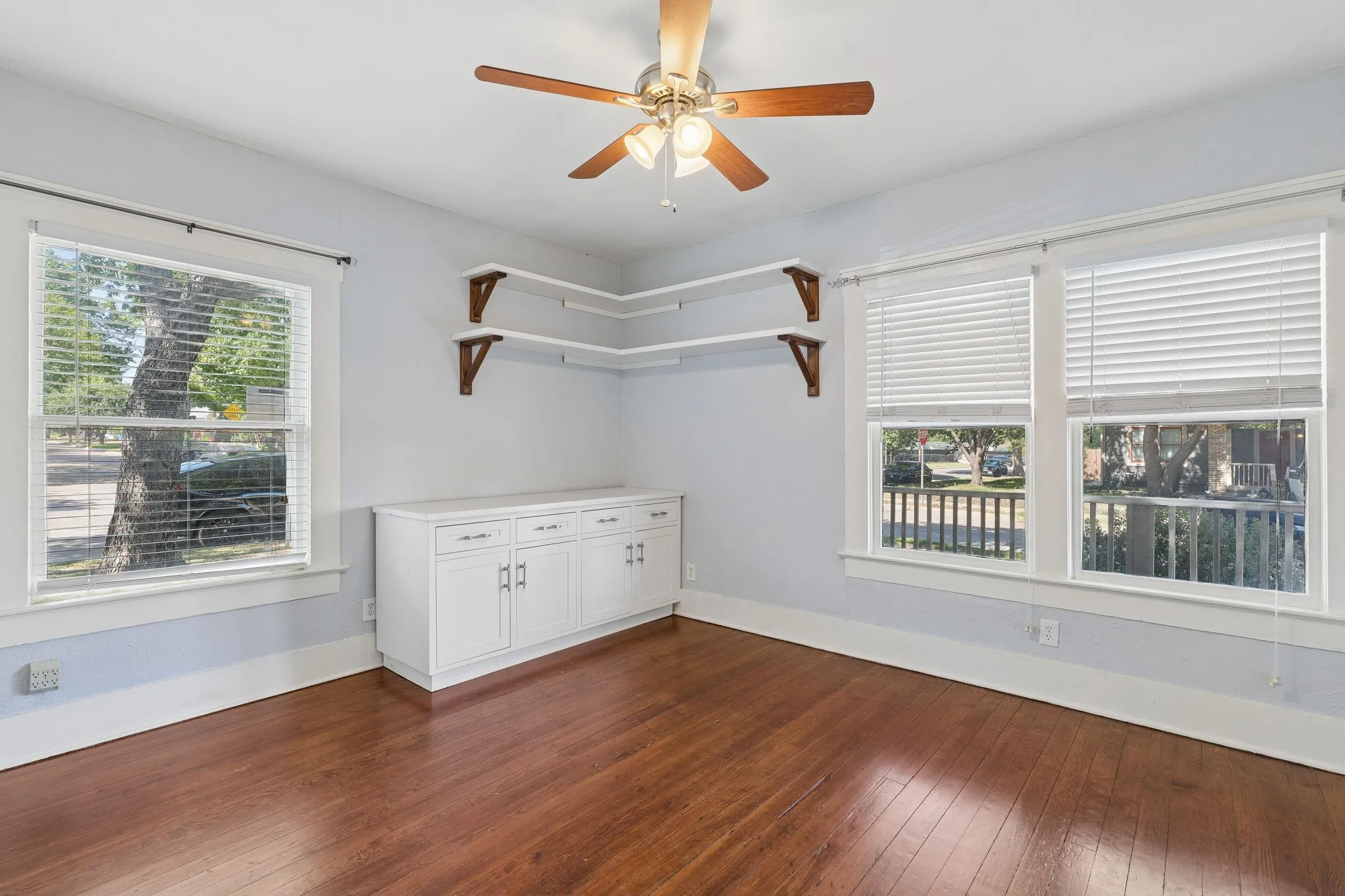 Single Family Residence For Sale in Tarrant County , 2111 Washington Avenue, Fort Worth, Texas 76110, 2 Bedroom, 1 Bathroom, Garage spaces, 1,209 Sqft, built in 1940, mls#21331406, Real Estate Agent in Fort Worth, Homes For Sale in Tarrant county, Homes For Sale in Fort Worth, Realtor in Fort Worth Texas, Real Estate Brokerage Independent Realty Texas, Luminita Cordes Realtor