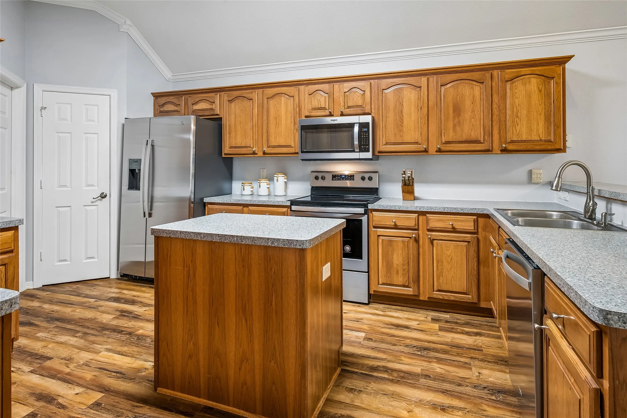 Single Family Residence For Sale in Tarrant County , 516 Hazelnut Court, Saginaw, Texas 76179, 3 Bedroom, 3 Bathroom, 2 Garage spaces, 2,304 Sqft, built in 2002, mls#21327140, Real Estate Agent in Saginaw, Homes For Sale in Tarrant county, Homes For Sale in Saginaw, Realtor in Saginaw Texas, Real Estate Brokerage Independent Realty Texas, Luminita Cordes Realtor