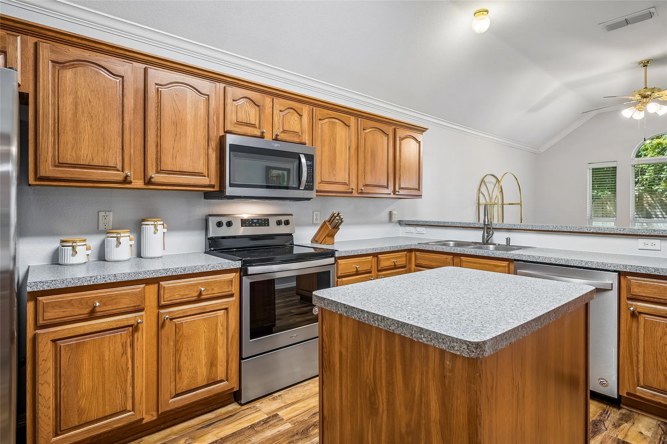Single Family Residence For Sale in Tarrant County , 516 Hazelnut Court, Saginaw, Texas 76179, 3 Bedroom, 3 Bathroom, 2 Garage spaces, 2,304 Sqft, built in 2002, mls#21327140, Real Estate Agent in Saginaw, Homes For Sale in Tarrant county, Homes For Sale in Saginaw, Realtor in Saginaw Texas, Real Estate Brokerage Independent Realty Texas, Luminita Cordes Realtor