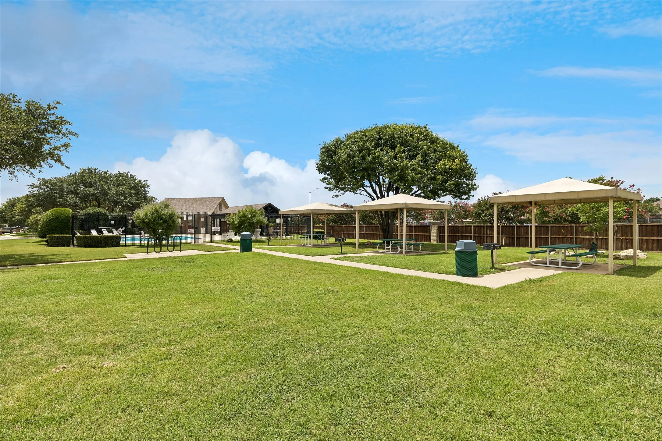 Single Family Residence For Sale in Tarrant County , 516 Hazelnut Court, Saginaw, Texas 76179, 3 Bedroom, 3 Bathroom, 2 Garage spaces, 2,304 Sqft, built in 2002, mls#21327140, Real Estate Agent in Saginaw, Homes For Sale in Tarrant county, Homes For Sale in Saginaw, Realtor in Saginaw Texas, Real Estate Brokerage Independent Realty Texas, Luminita Cordes Realtor
