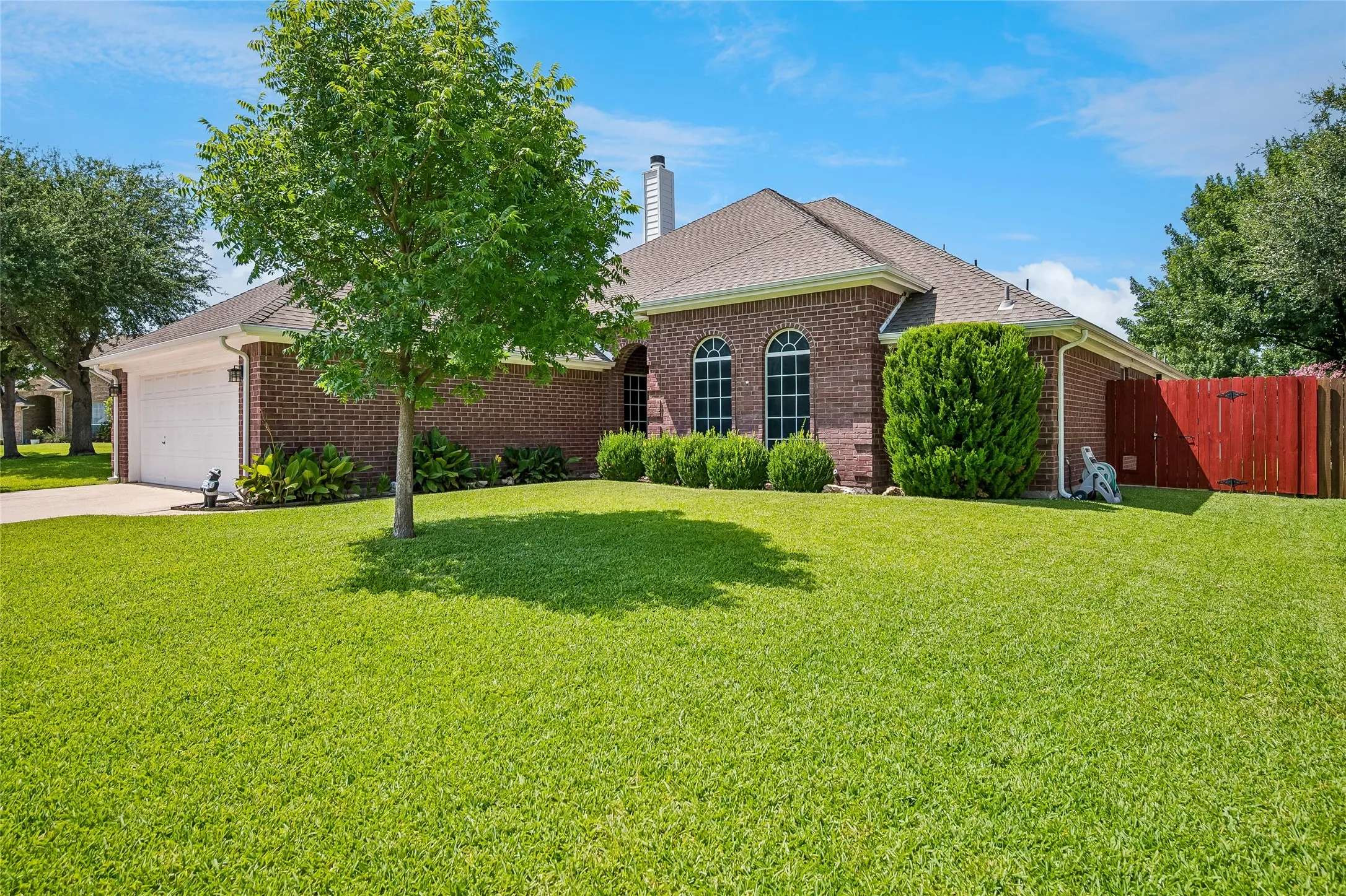 Single Family Residence For Sale in Tarrant County , 516 Hazelnut Court, Saginaw, Texas 76179, 3 Bedroom, 3 Bathroom, 2 Garage spaces, 2,304 Sqft, built in 2002, mls#21327140, Real Estate Agent in Saginaw, Homes For Sale in Tarrant county, Homes For Sale in Saginaw, Realtor in Saginaw Texas, Real Estate Brokerage Independent Realty Texas, Luminita Cordes Realtor