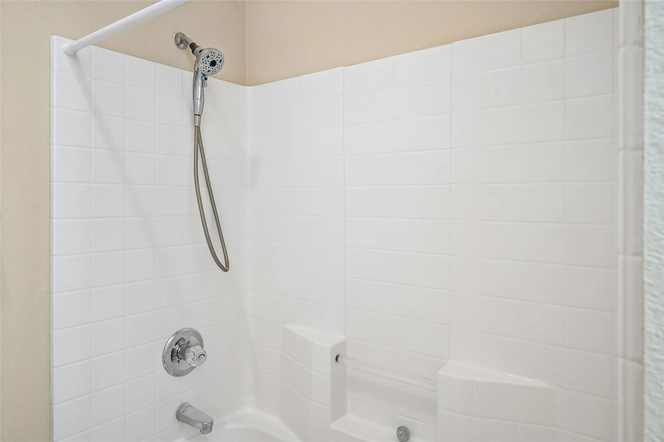 Single Family Residence For Sale in Tarrant County , 516 Hazelnut Court, Saginaw, Texas 76179, 3 Bedroom, 3 Bathroom, 2 Garage spaces, 2,304 Sqft, built in 2002, mls#21327140, Real Estate Agent in Saginaw, Homes For Sale in Tarrant county, Homes For Sale in Saginaw, Realtor in Saginaw Texas, Real Estate Brokerage Independent Realty Texas, Luminita Cordes Realtor