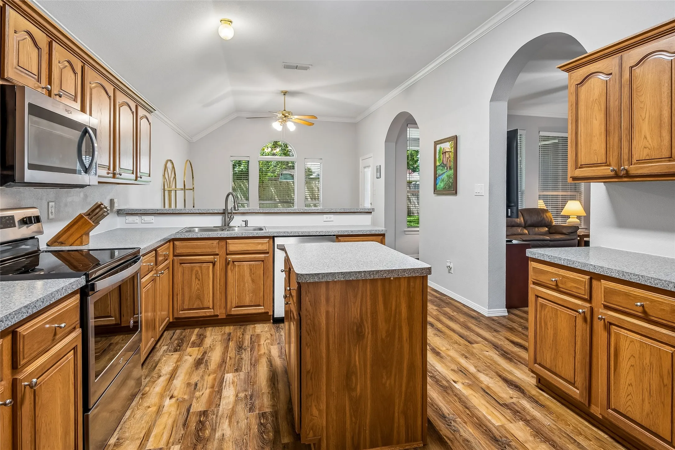Single Family Residence For Sale in Tarrant County , 516 Hazelnut Court, Saginaw, Texas 76179, 3 Bedroom, 3 Bathroom, 2 Garage spaces, 2,304 Sqft, built in 2002, mls#21327140, Real Estate Agent in Saginaw, Homes For Sale in Tarrant county, Homes For Sale in Saginaw, Realtor in Saginaw Texas, Real Estate Brokerage Independent Realty Texas, Luminita Cordes Realtor